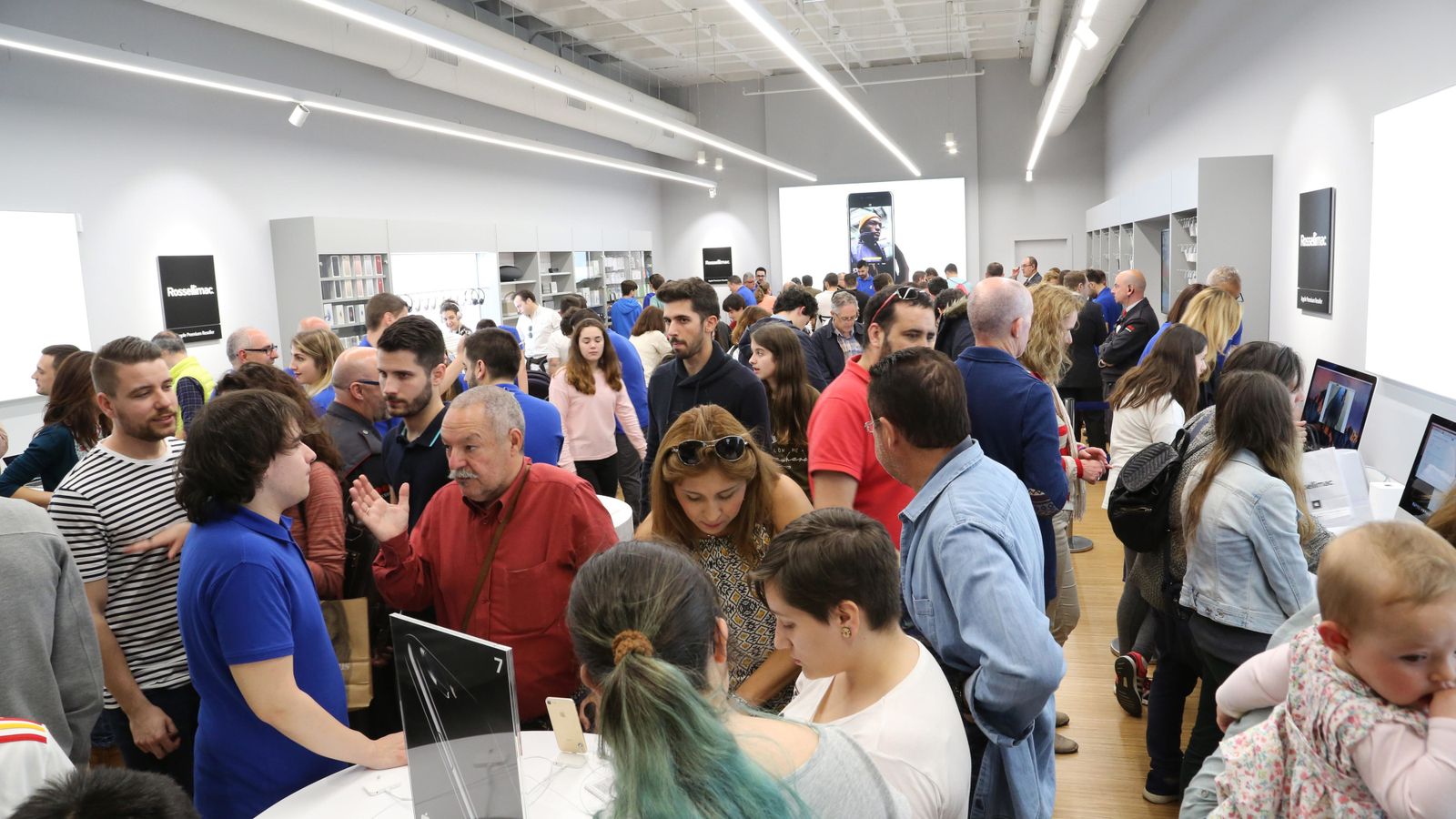 Más de 3.000 personas acudieron a la inauguración.