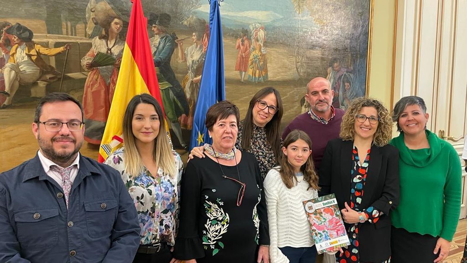 El concejal de Educación, Enrique Iglesias (izq.), acompañó a la comitiva del centro de enseñanza al acto de entrega de premios.