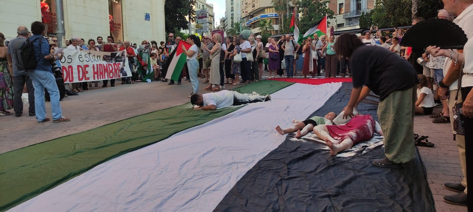 Concentración en Jaén para exigir el fin de los ataques de Israel a Palestina. Concentración en Jaén para exigir el fin de los ataques de Israel a Palestina.