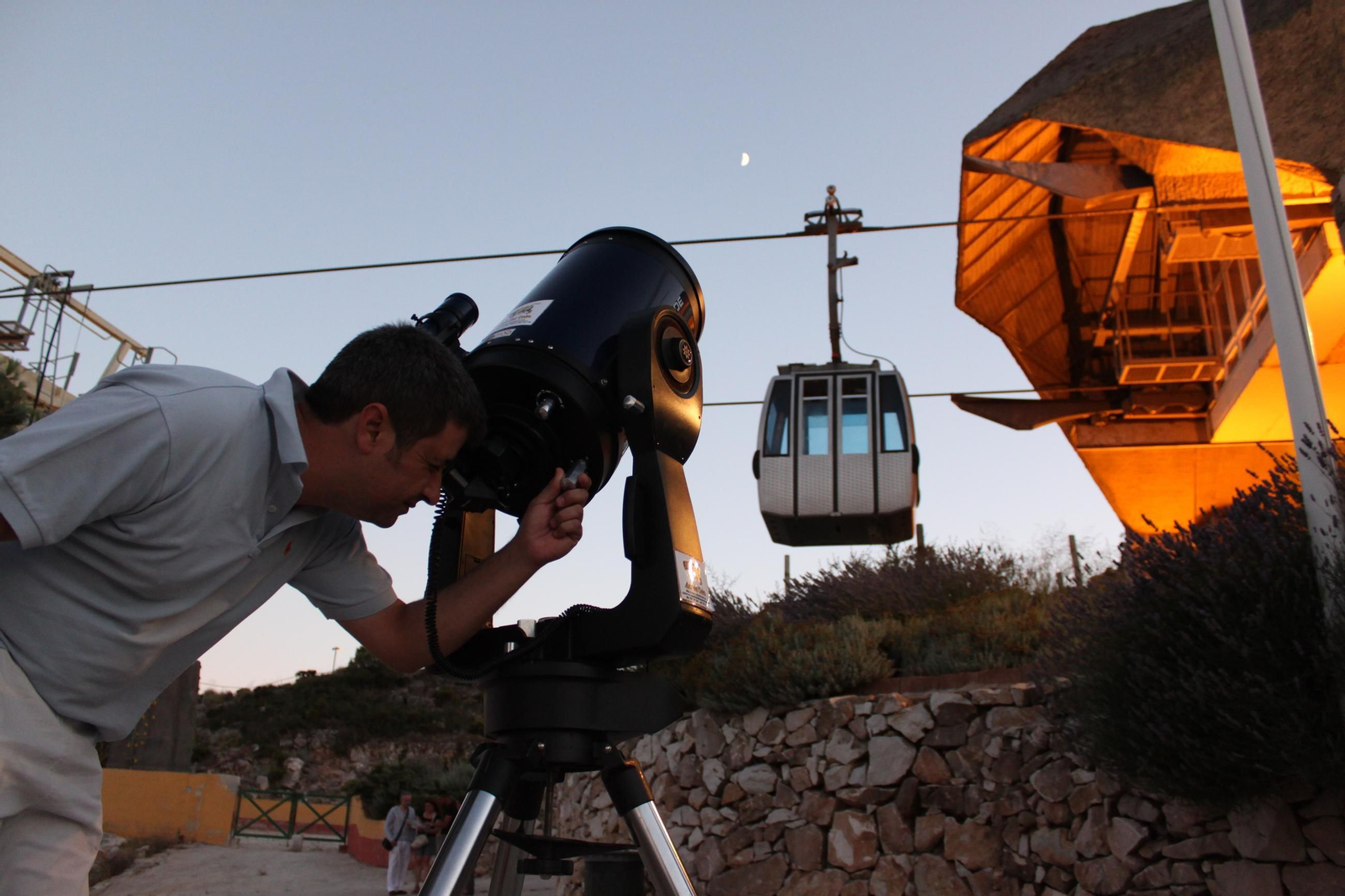 Una de las sesiones del Planetario al aire libre.