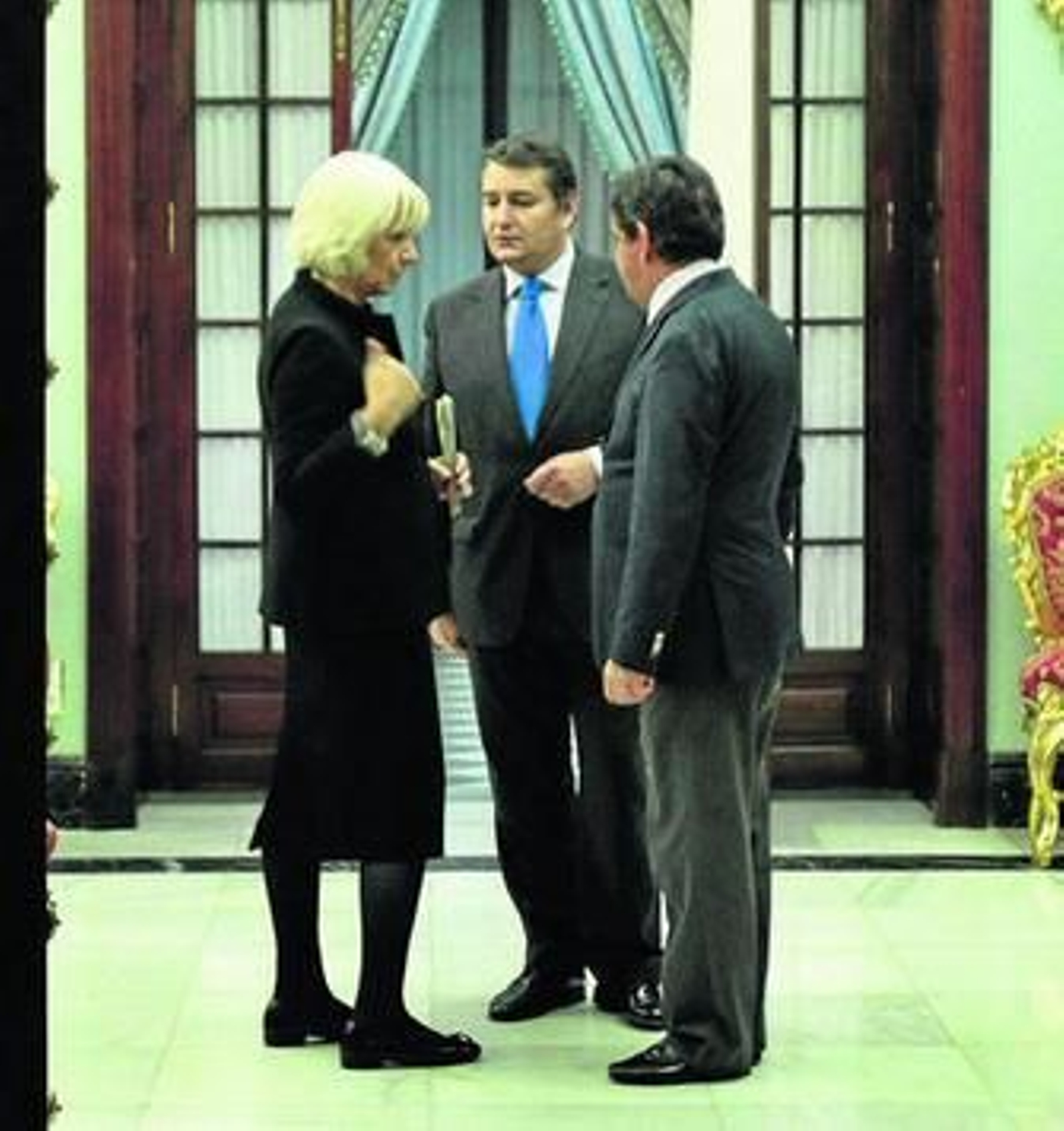 Teófila Martínez, Antonio Sanz y José Loaiza conversan en los pasillos de la Diputación en una imagen de archivo.