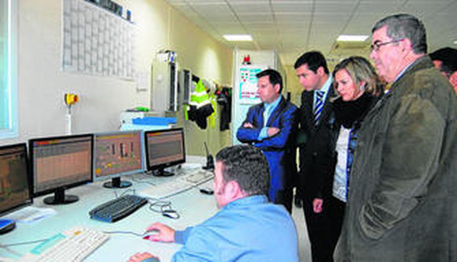 El director de la agencia andaluza de la energía, en el centro, ayer en Baena.