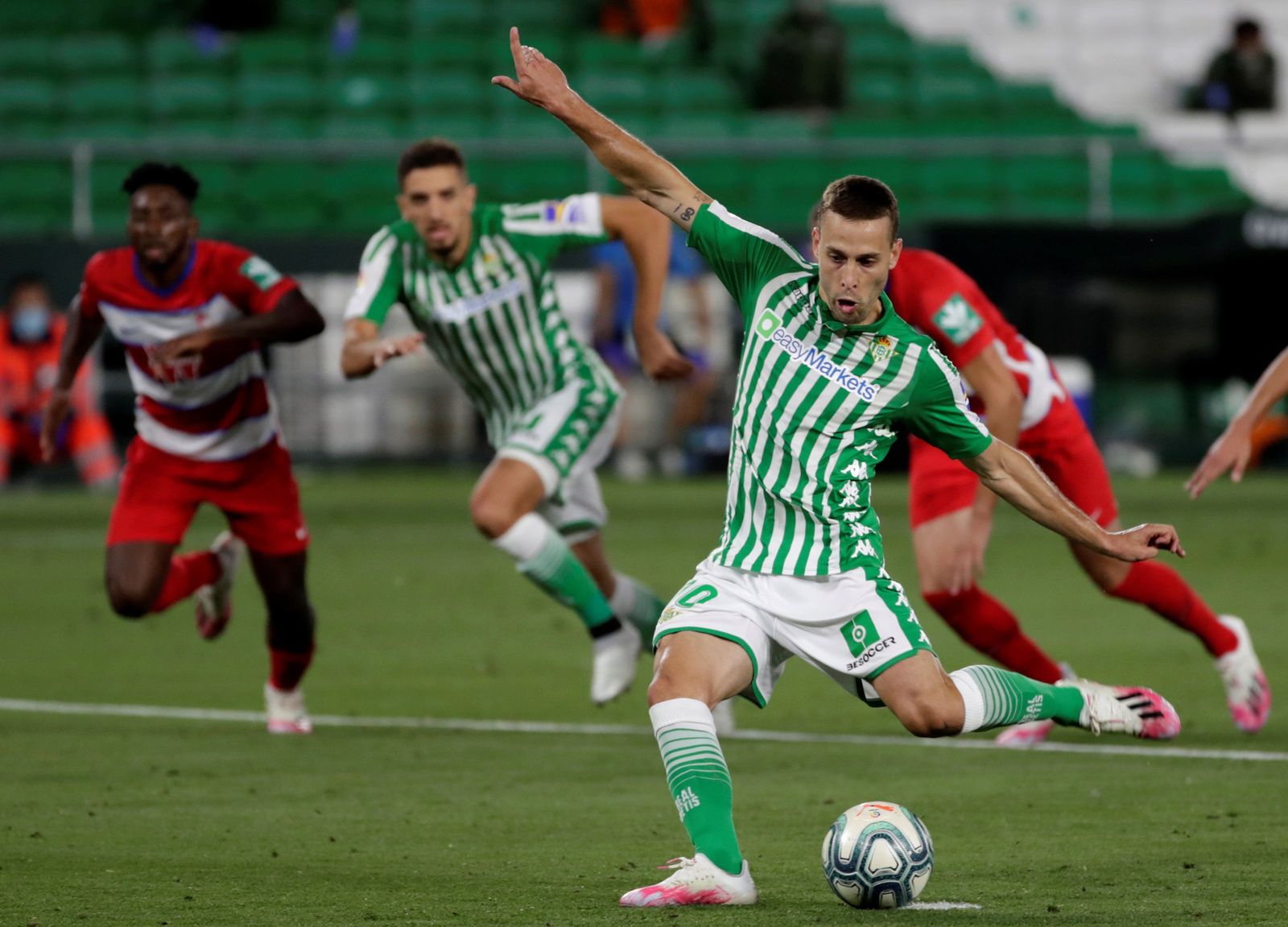 Canales se apresta a engañar a Rui Silva desde los once metros para hacer el 1-1.