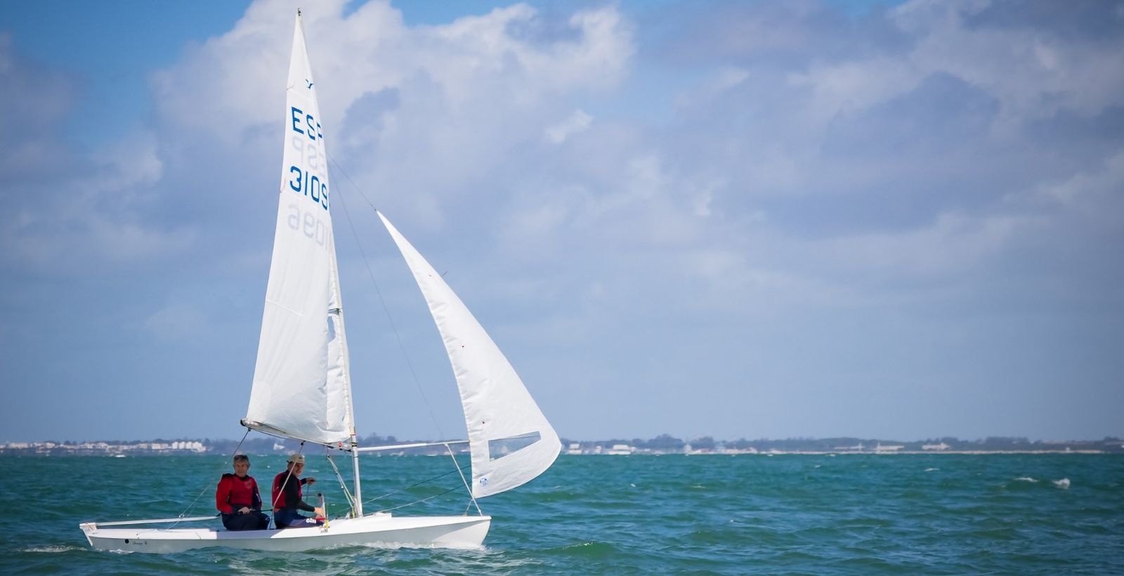 Juanma y Santi Pérez, a bordo del Tanguillo' durante una de las pruebas de Liga Gipsy Blu de Snipe 2024.