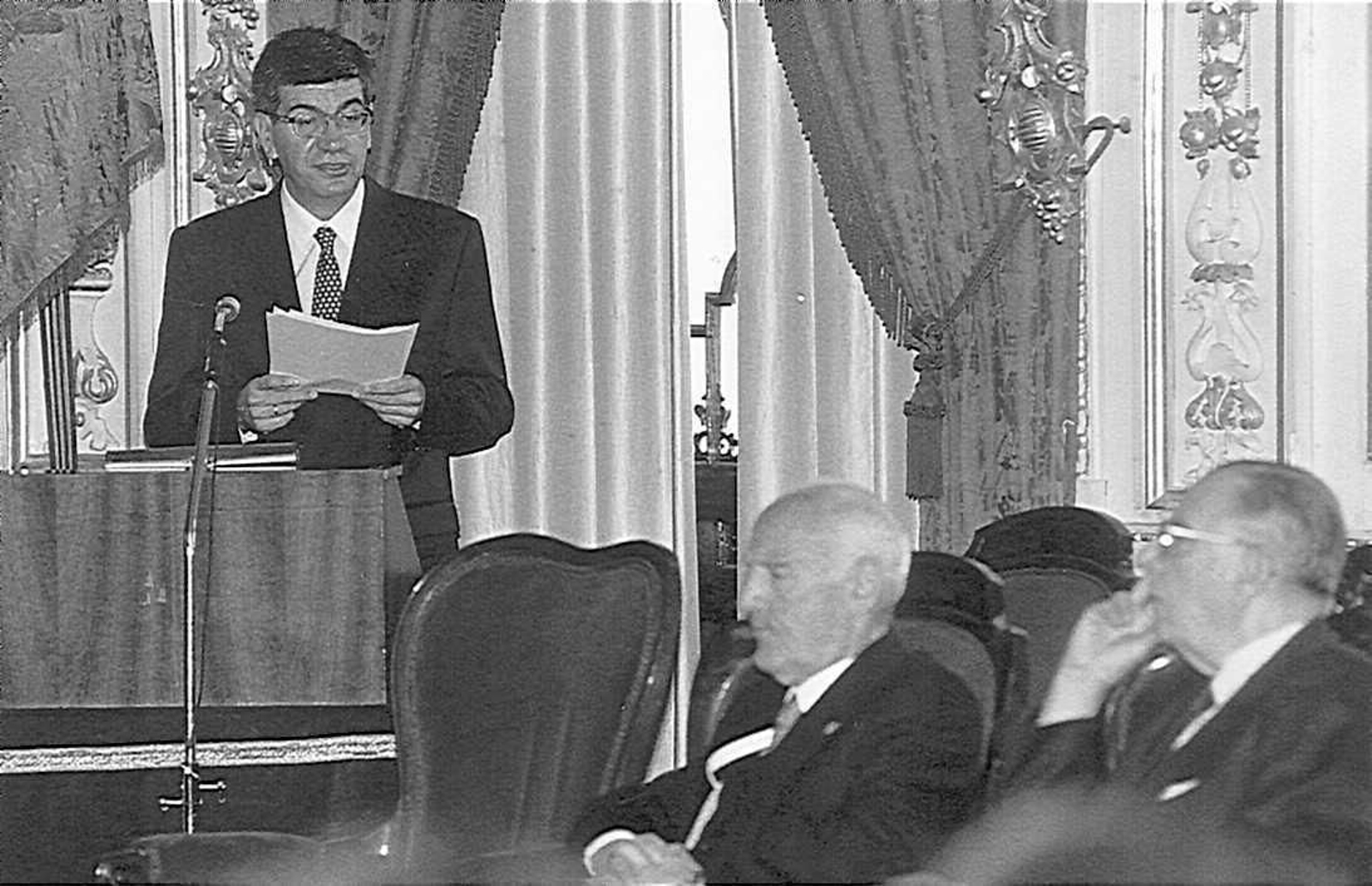 Manuel Bustos en su discurso de ingreso en la Real Academia Hispano Americana en 1996.