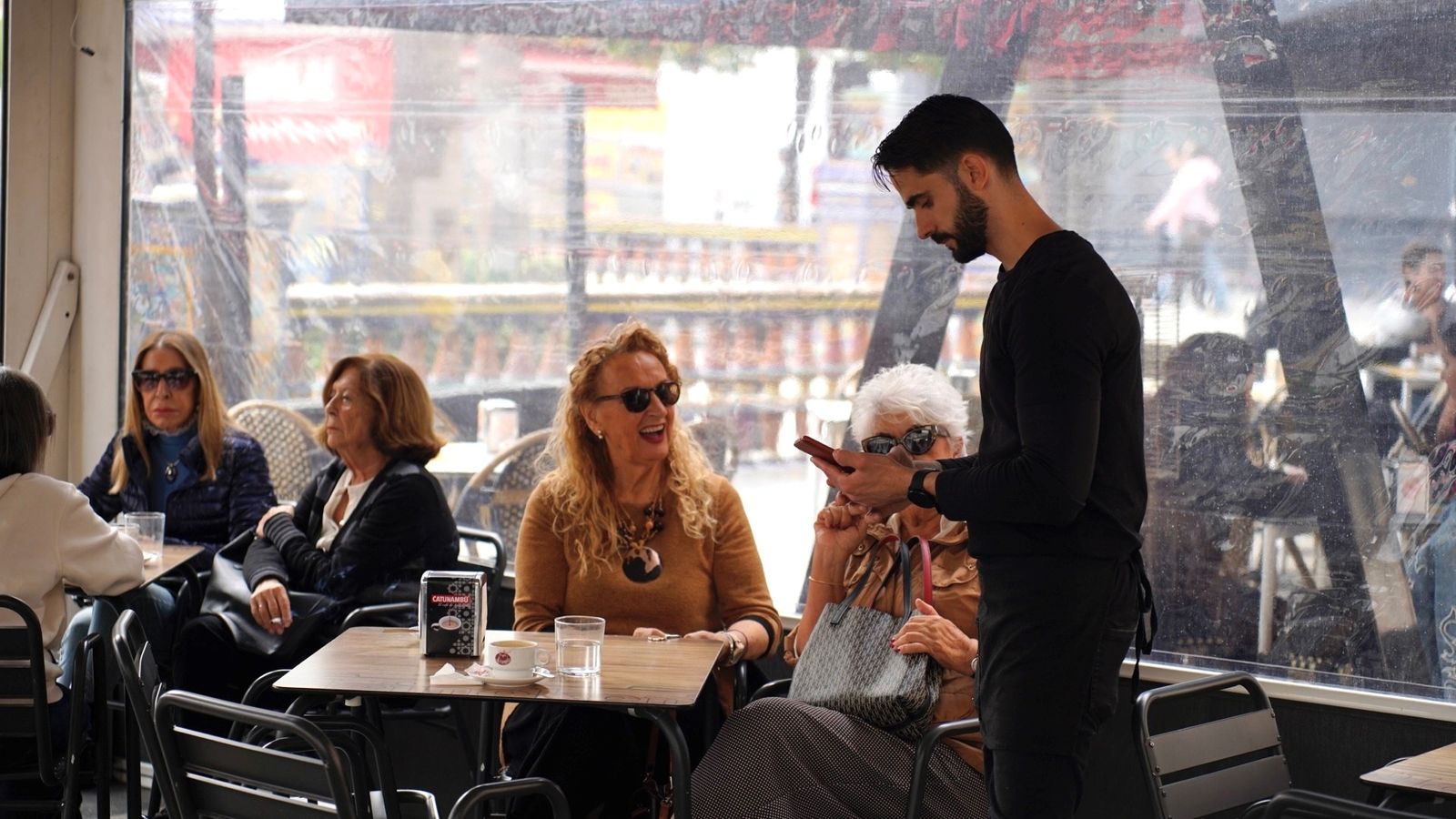 Un camarero atiende una mesa en un establecimiento hostelero de Algeciras.