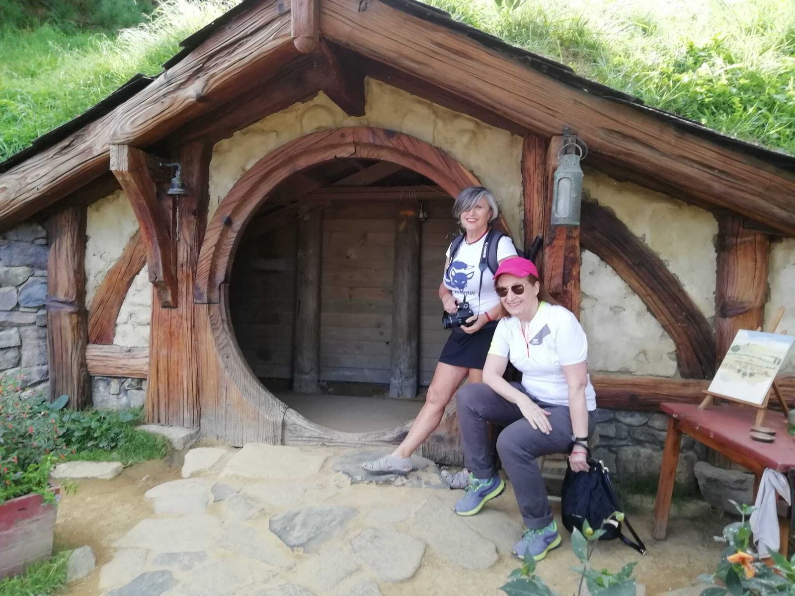 Elena y María Luisa en Hobbiton, el pueblo de los Hobbits que se construyó para la película ‘El señor de los anillos’.