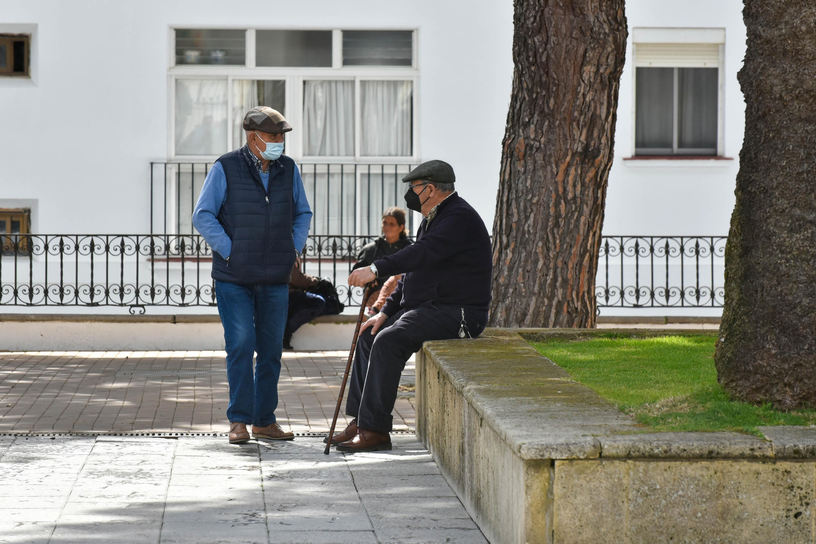 Tres personas mayores en San Roque.