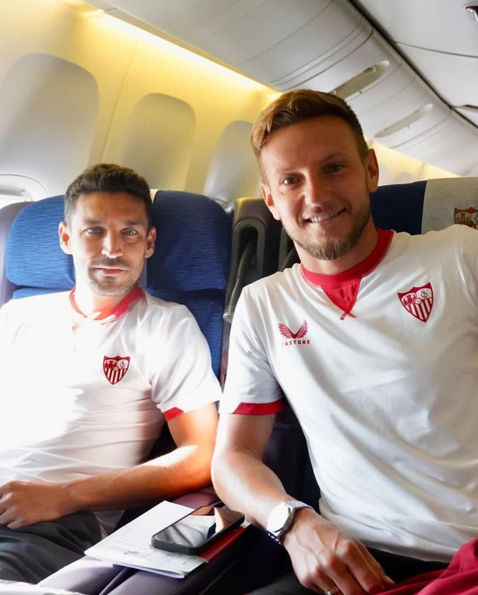 Jesús Navas y Rakitic, los capitanes del Sevilla en el avión que los trasladó a Detroit.
