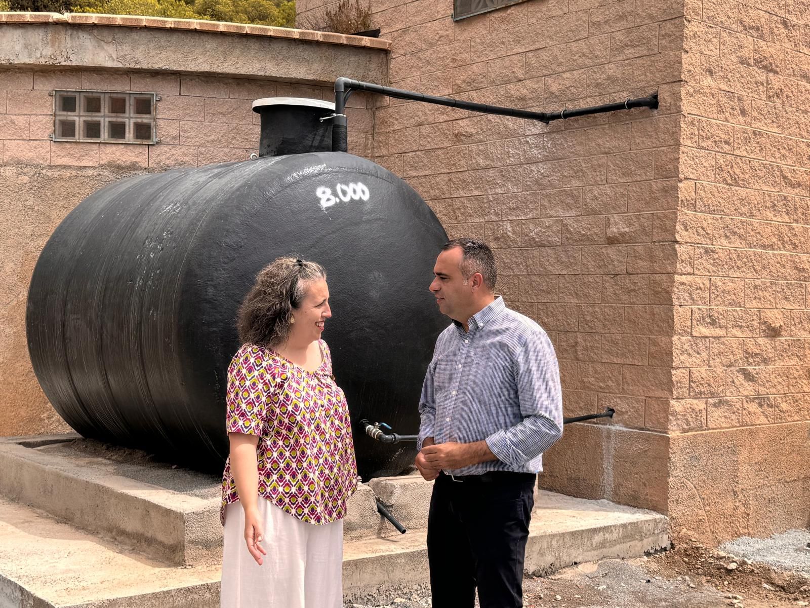 Francis Rodríguez junto a la alcaldesa de Nigüelas en la visita.