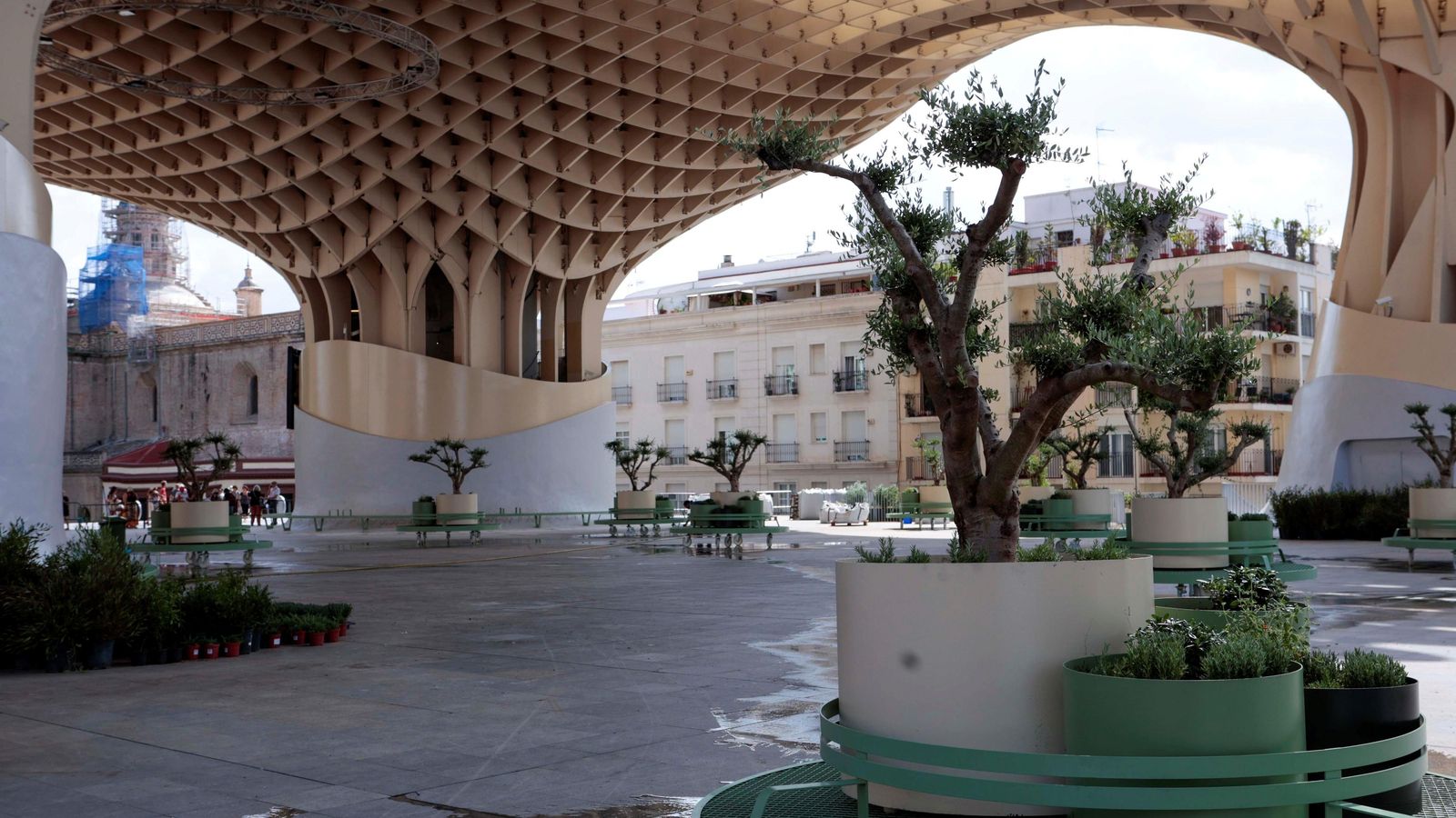 Algunos bancos móviles ya colocados en la plaza.