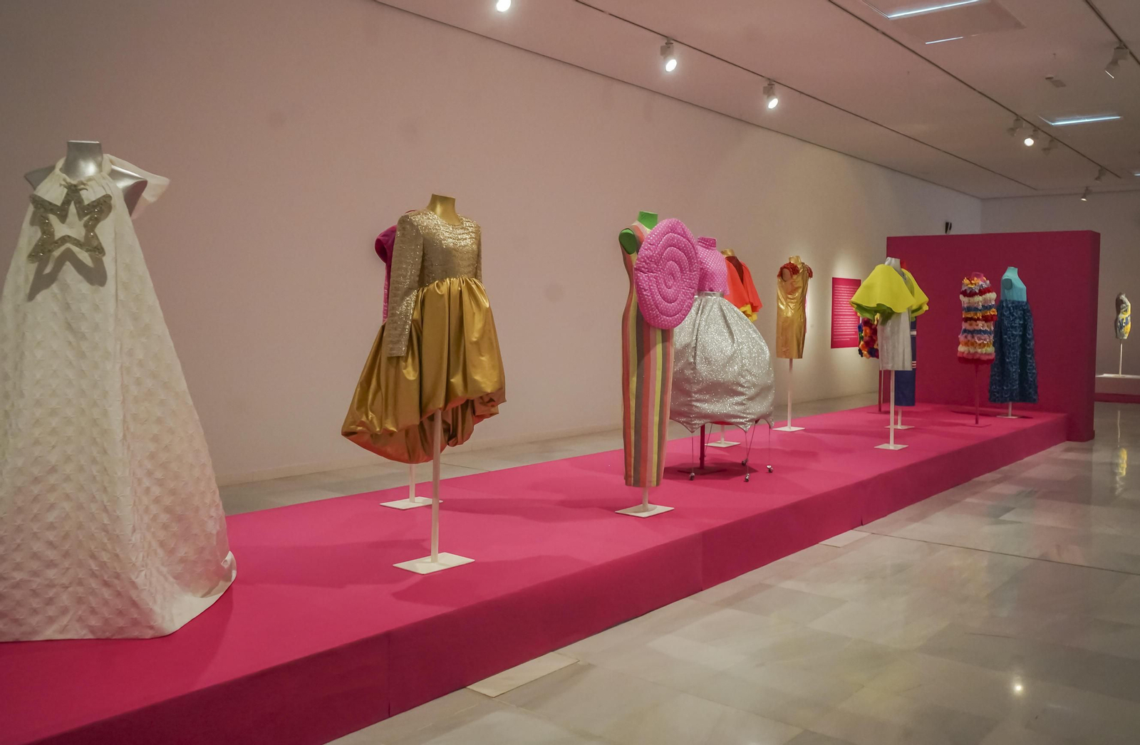 Agatha Ruiz de la Prada expone en Granada una retrospectiva de sus últimos 35 años de carrera, en imágenes