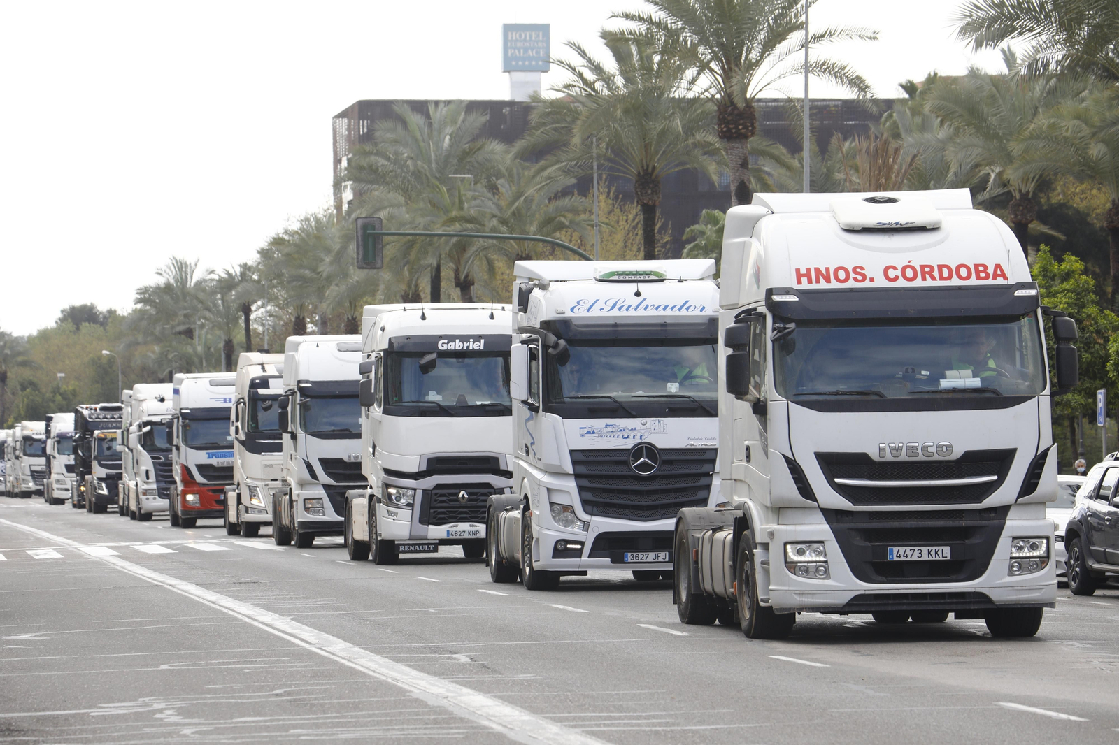 Los transportistas colapsan el centro de Córdoba, en imágenes