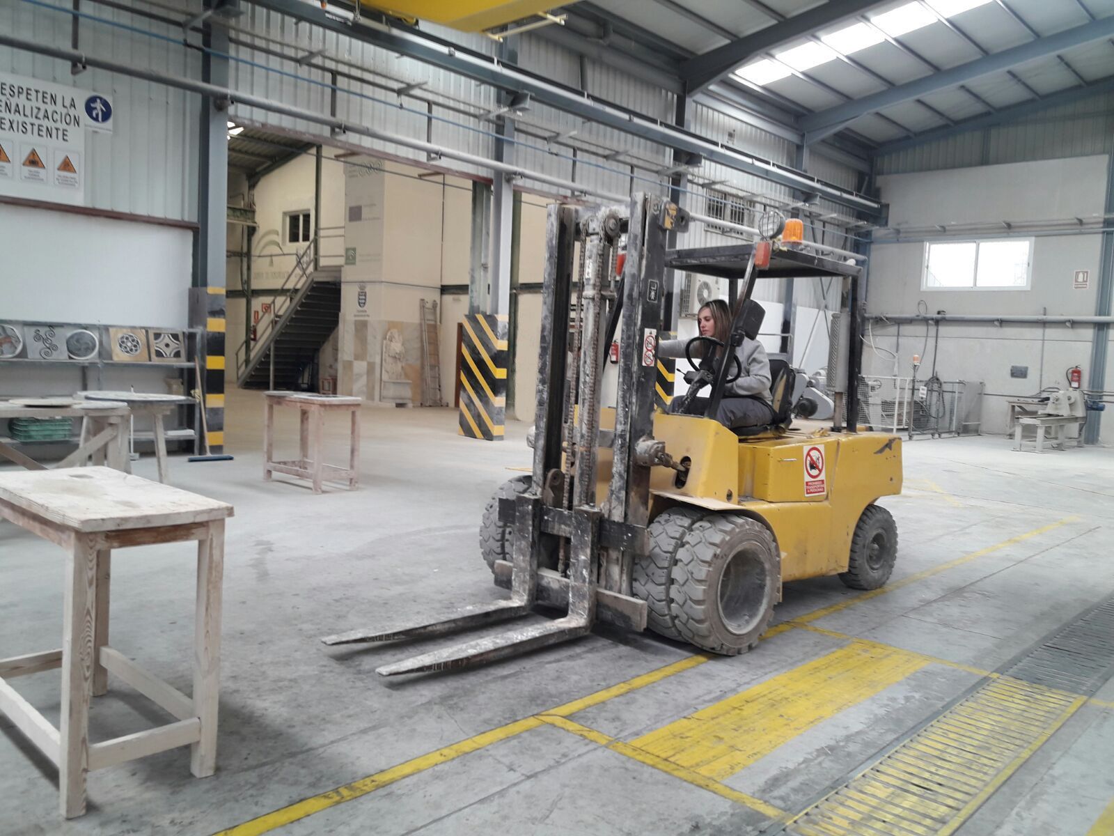 Un alumno de la Escuela del Mármol practicando con la carretilla elevadora.
