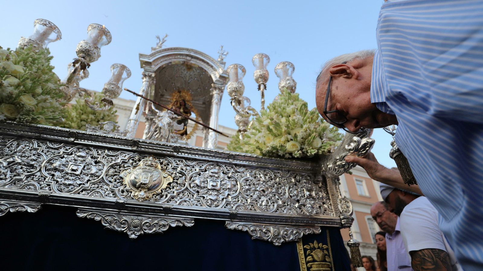 Manuel Silván, hermano cintero más antiguo, realiza la levantá.