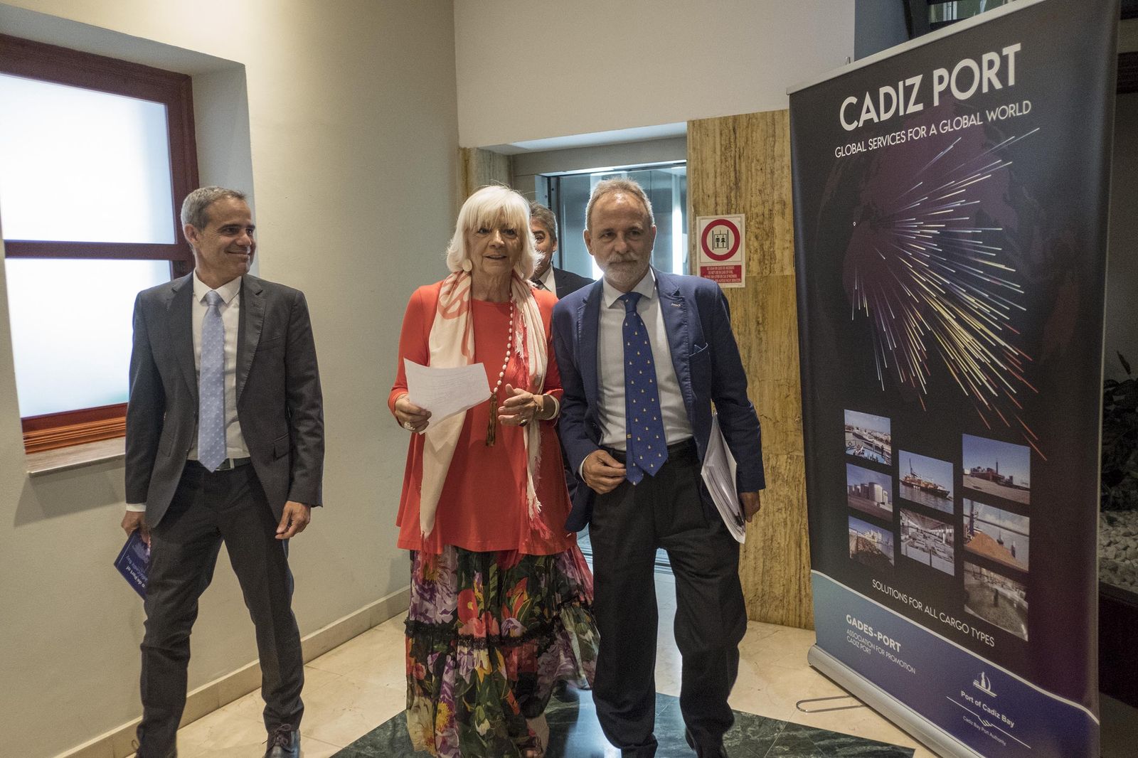 La relación entre Salvador de la Encina y Teófila Martínez es muy cercana tal y como se demostró en su última visita a Cádiz. A la izquierda,  el subdelegado del Gobierno, José Pacheco.