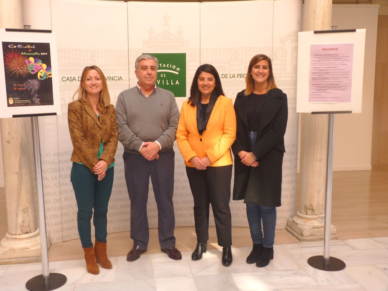 La alcaldesa de Almensilla, Agripina Cabello, la segunda por la derecha.