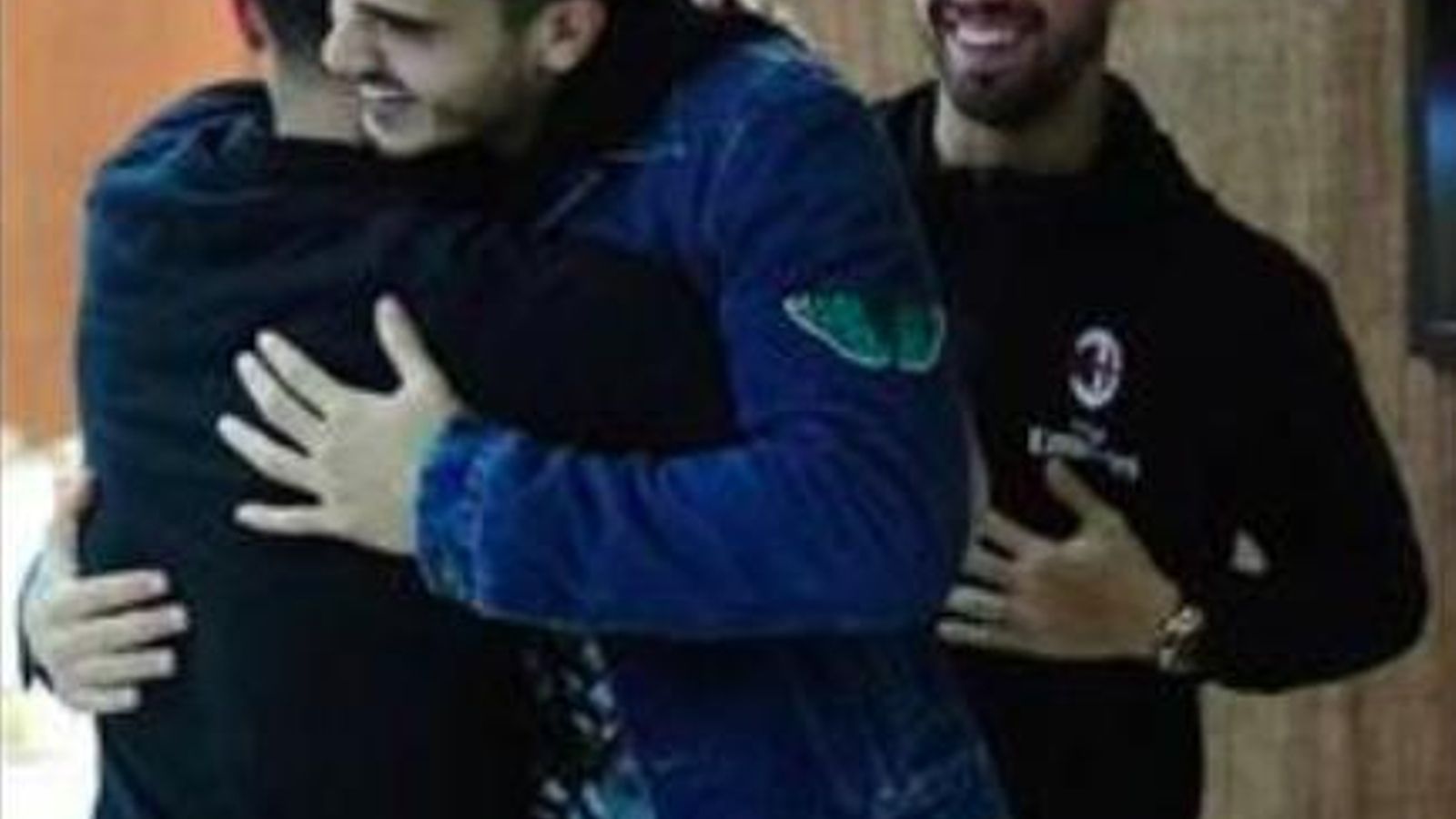 Andre Silva saluda a José Mauri mientras Suso sonríe.