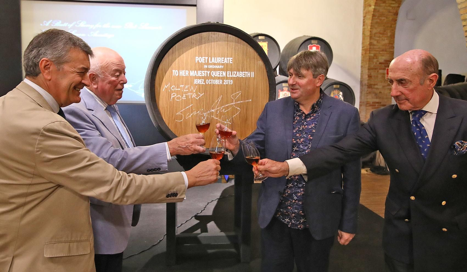 Brindis del nuevo 'Poeta Laureado', Simon Armitage, con Beltrán Domecq, César Saldaña y Graham Hines, ayer en la bodega San Ginés. Brindis del nuevo 'Poeta Laureado', Simon Armitage, con Beltrán Domecq, César Saldaña y Graham Hines, ayer en la bodega San Ginés.