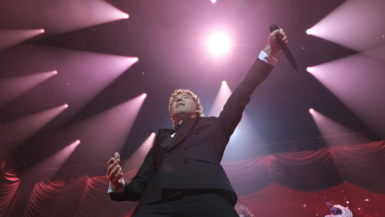 David Bisbal enamora a su Almería en el inicio de la gira 'Todo es Posible en Navidad', en fotografías