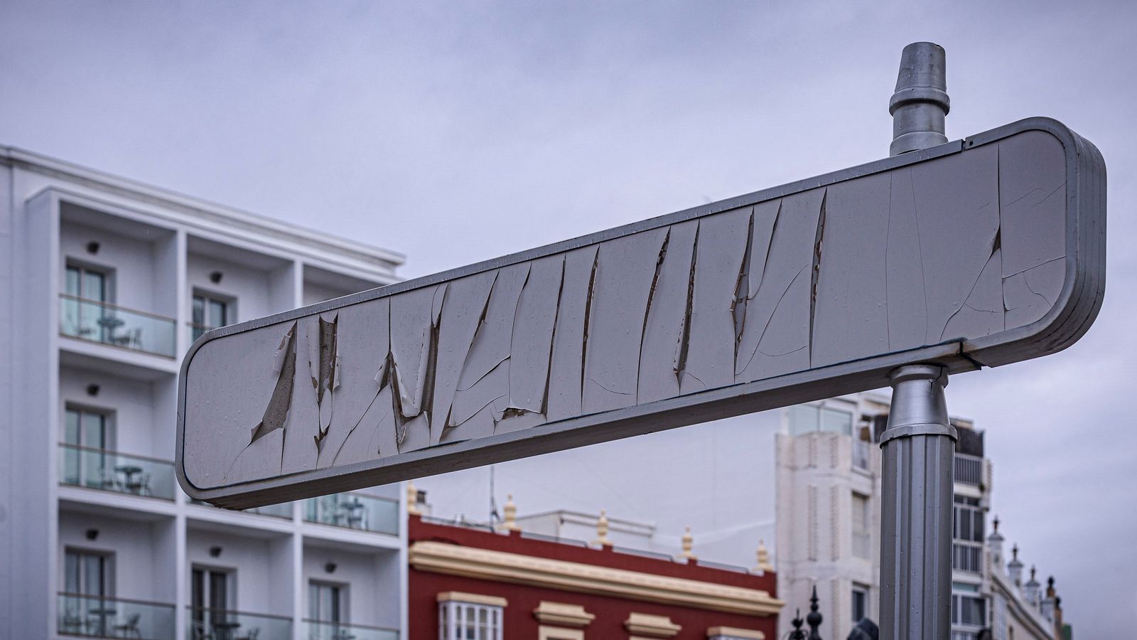 El deterioro de la plaza de la Iglesia en San Fernando, en imágenes