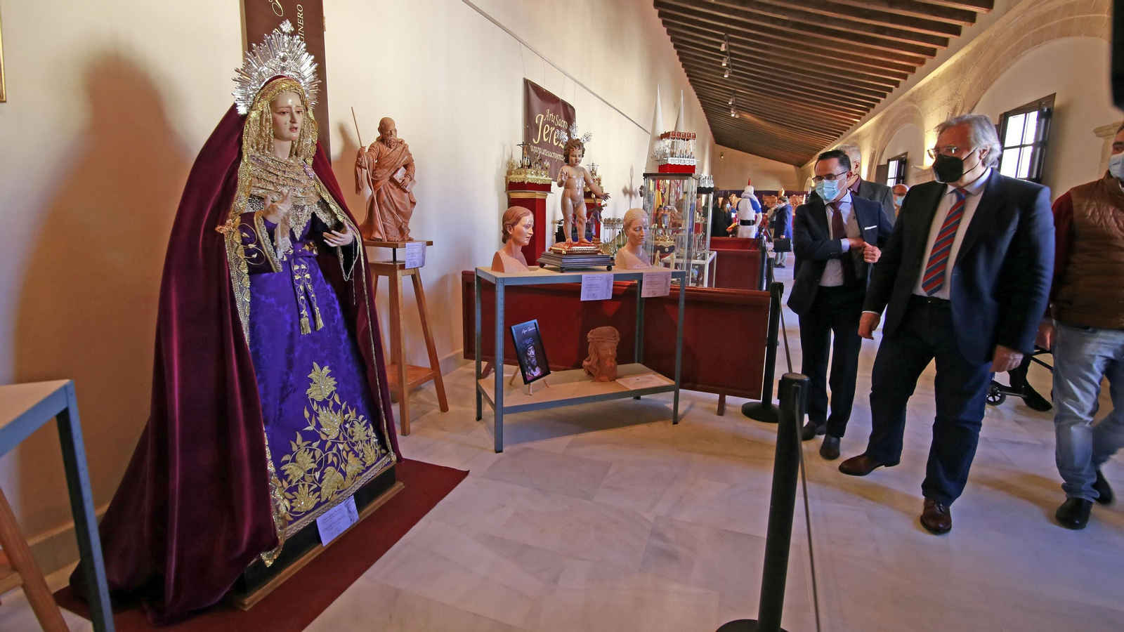 Imágenes de la magna exposición de las cofradías en Los Claustros