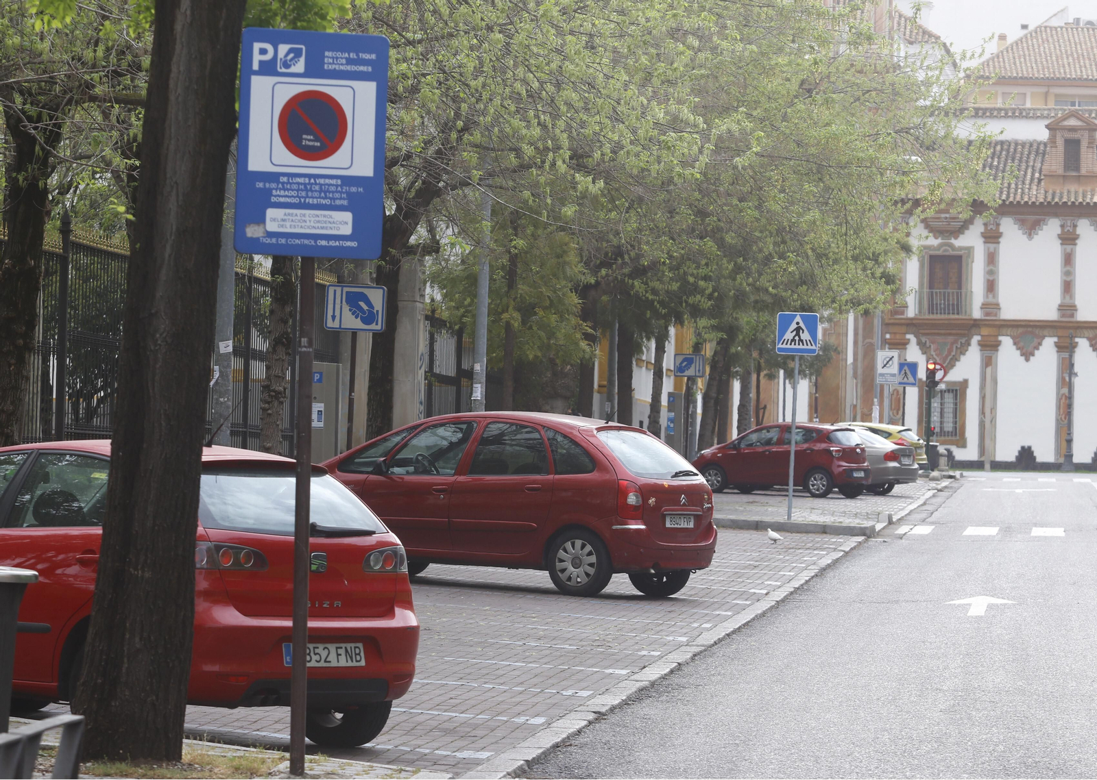La zona azul, ya de uso libre, apenas sin vehículos estacionados.