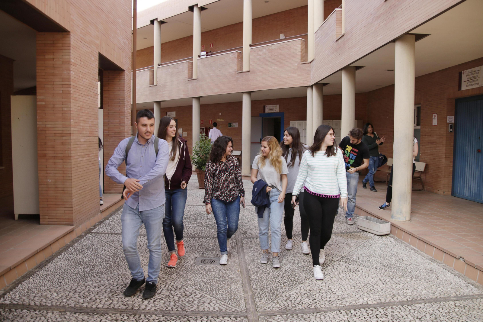 Alumnos de la UCO en la Facultad de Derecho, Ciencias Económicas y Empresariales.