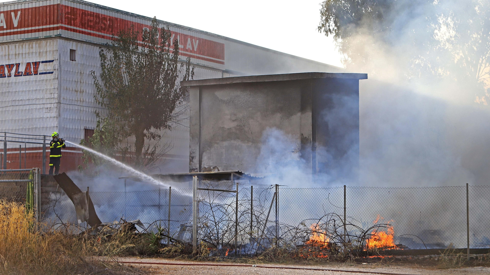 Incendio en un descampado de la zona norte