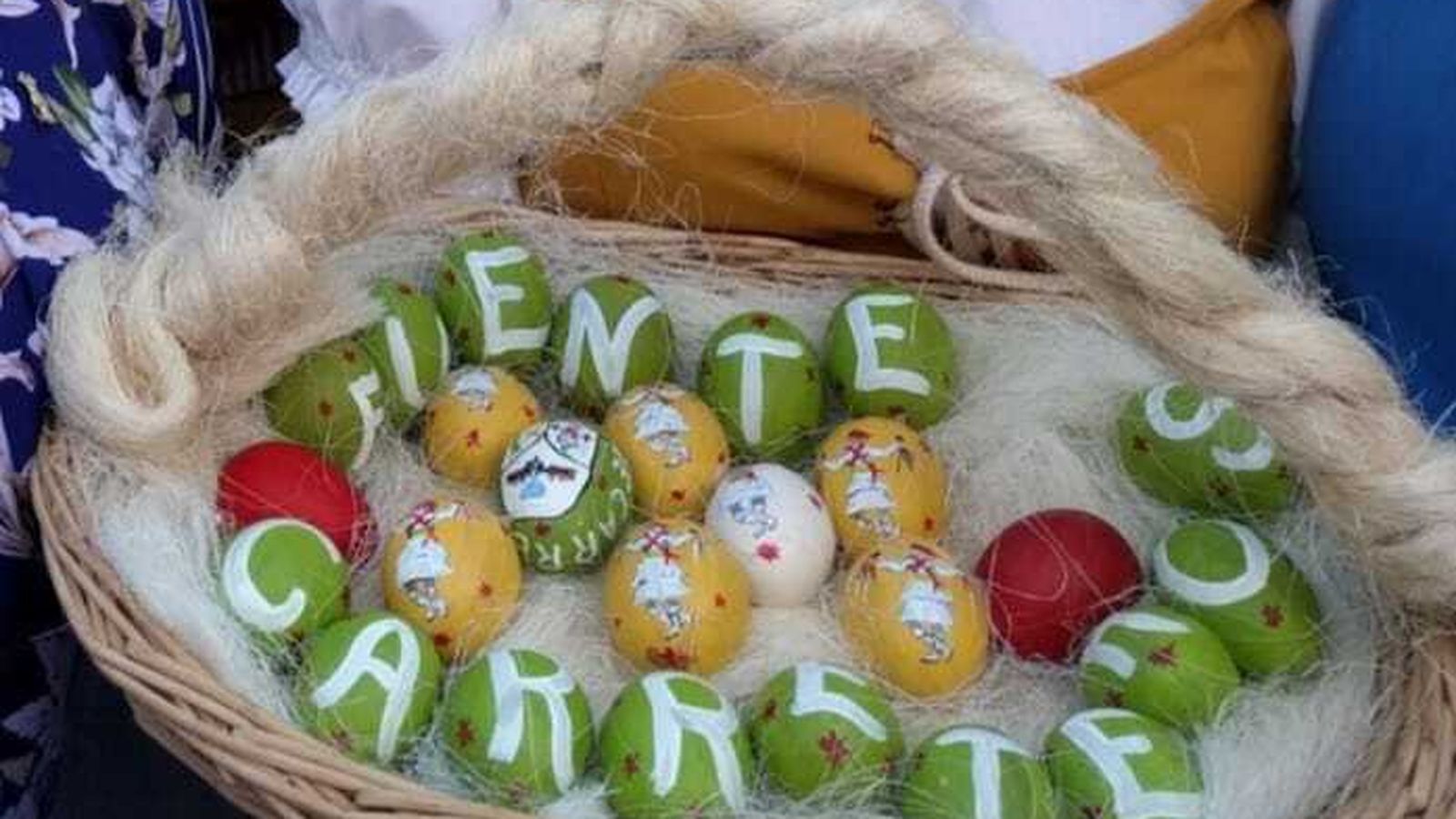 Una de las cestas de huevos pintados.