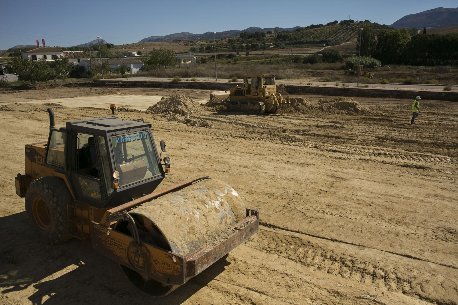 Maquinaria trabajando ya sobre el terreno en el que se levantará la nueva superficie comercial.