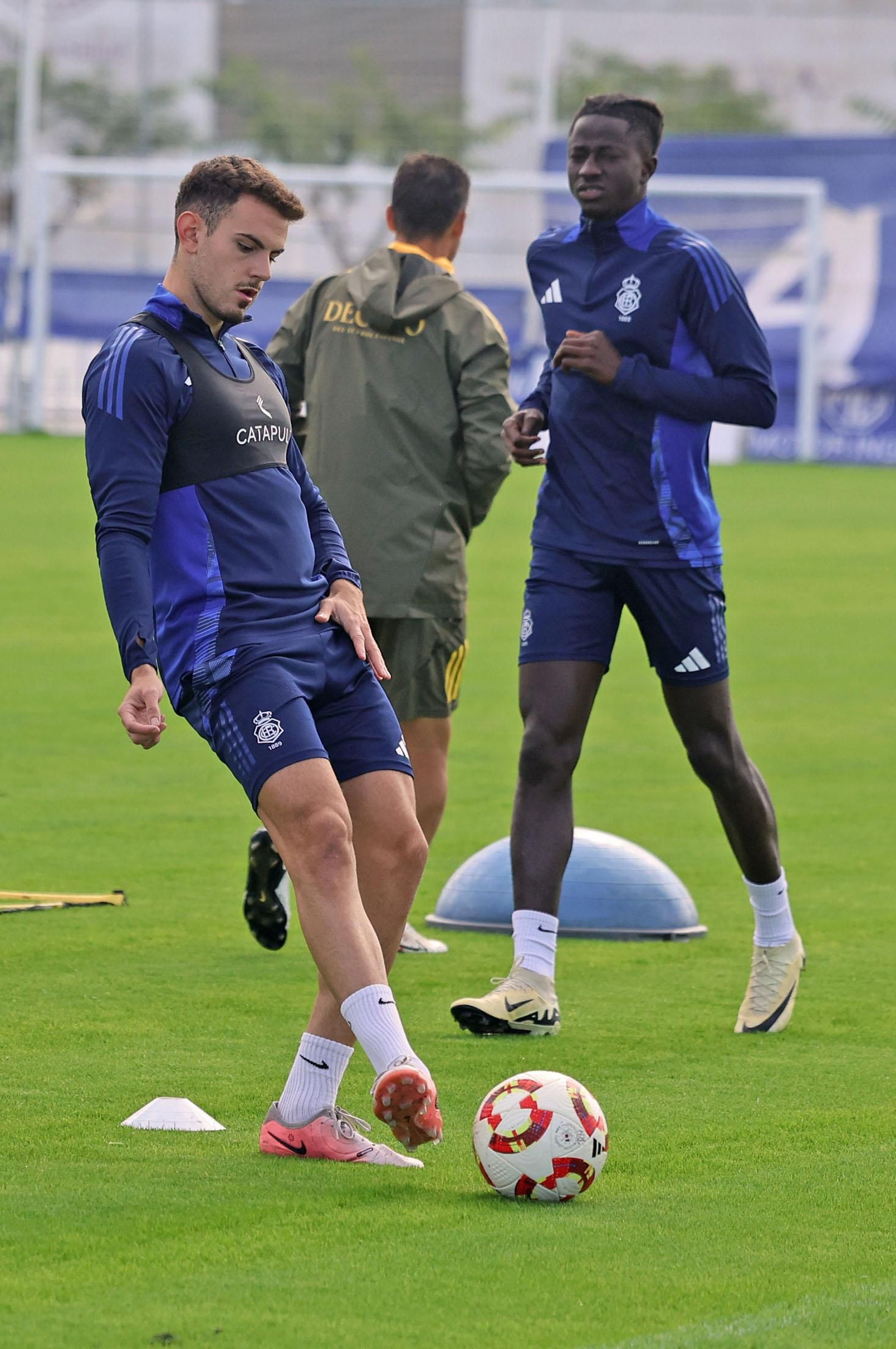 Imágenes del entrenamiento del Recre en la Ciudad Deportiva Francisco Mendoza