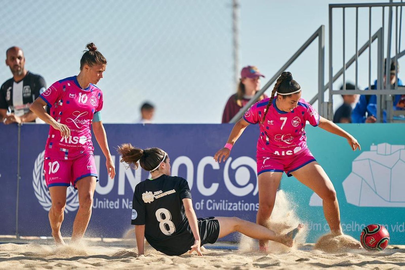 La almeriense Pani sortea la entrada de una rival en un partido con el Playas de San Javier.