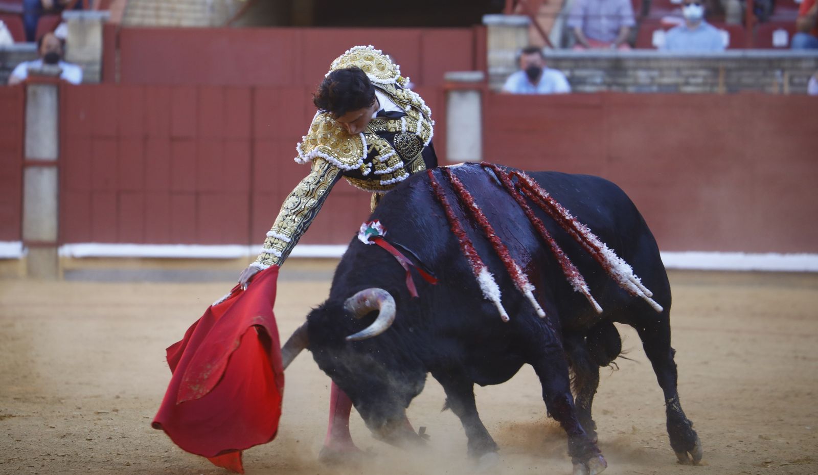 Roca Rey da un pase al segundo toro de la tarde, primero de su lote.