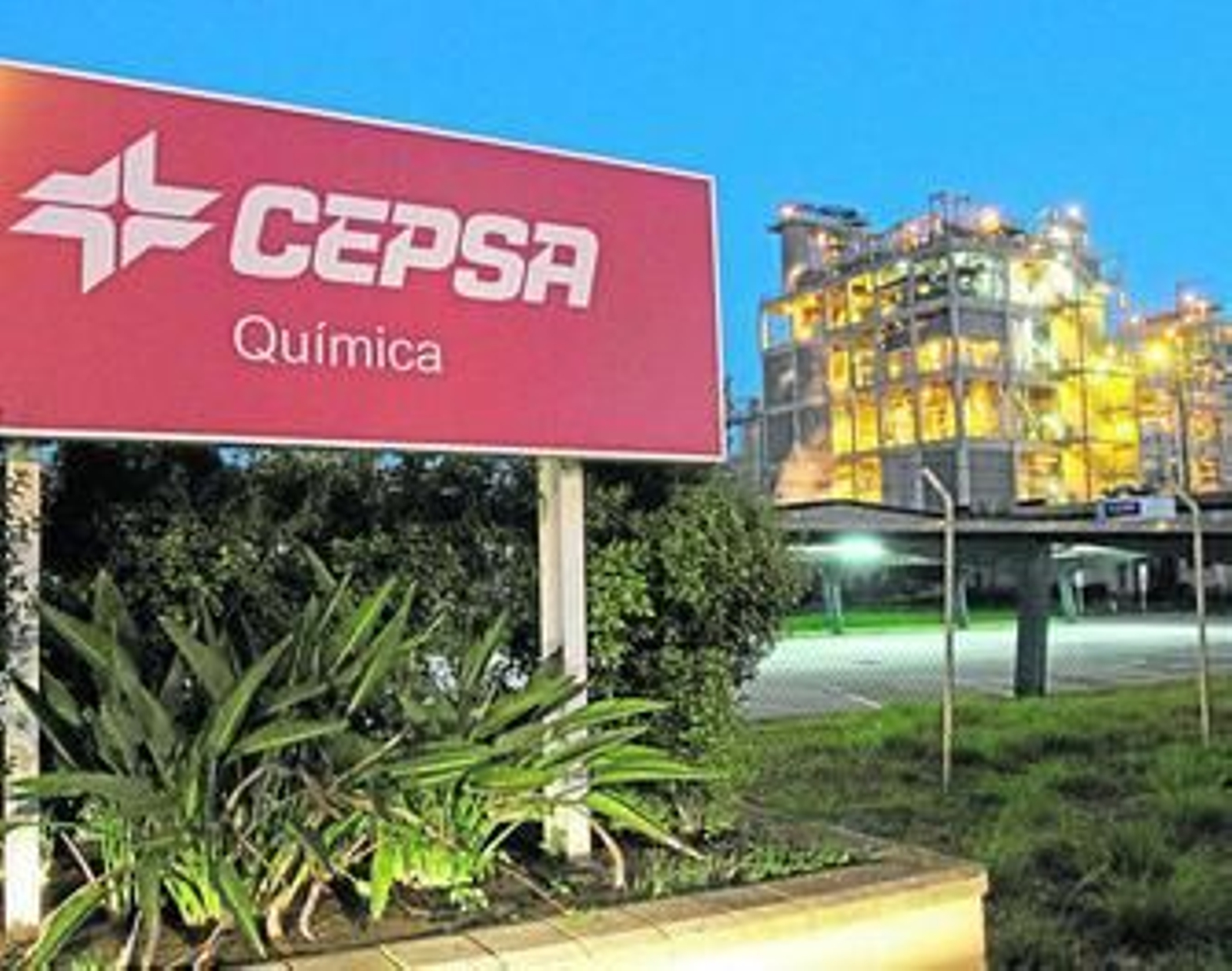 Imagen de los accesos a la planta de Cepsa Química Guadarranque, ayer por la tarde.