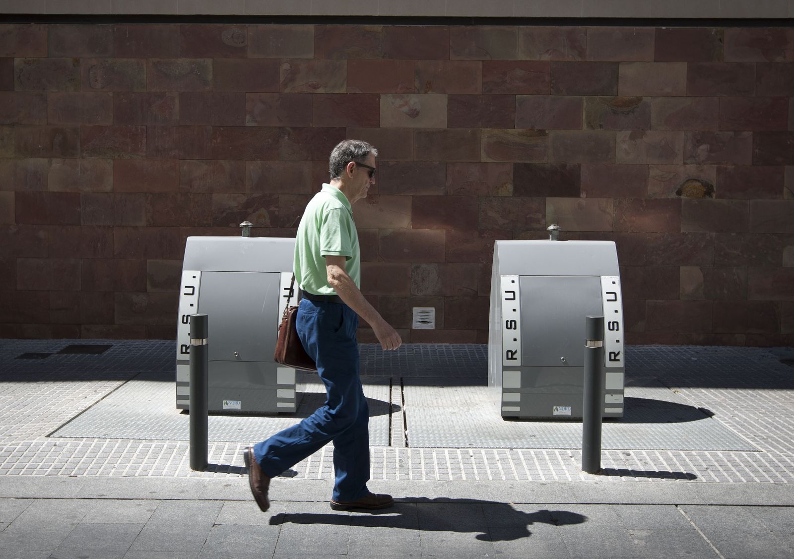 Dos contenedores soterrados en las inmediaciones del Mercado de Abastos, en una imagen de archivo.