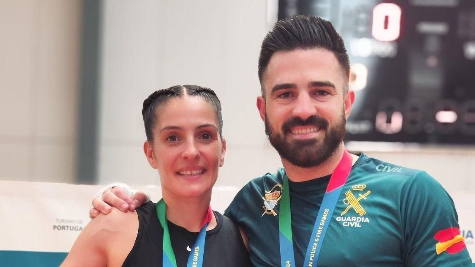 Ana Acevedo, plata en kick boxing, acompañado de Antonio Ponce.