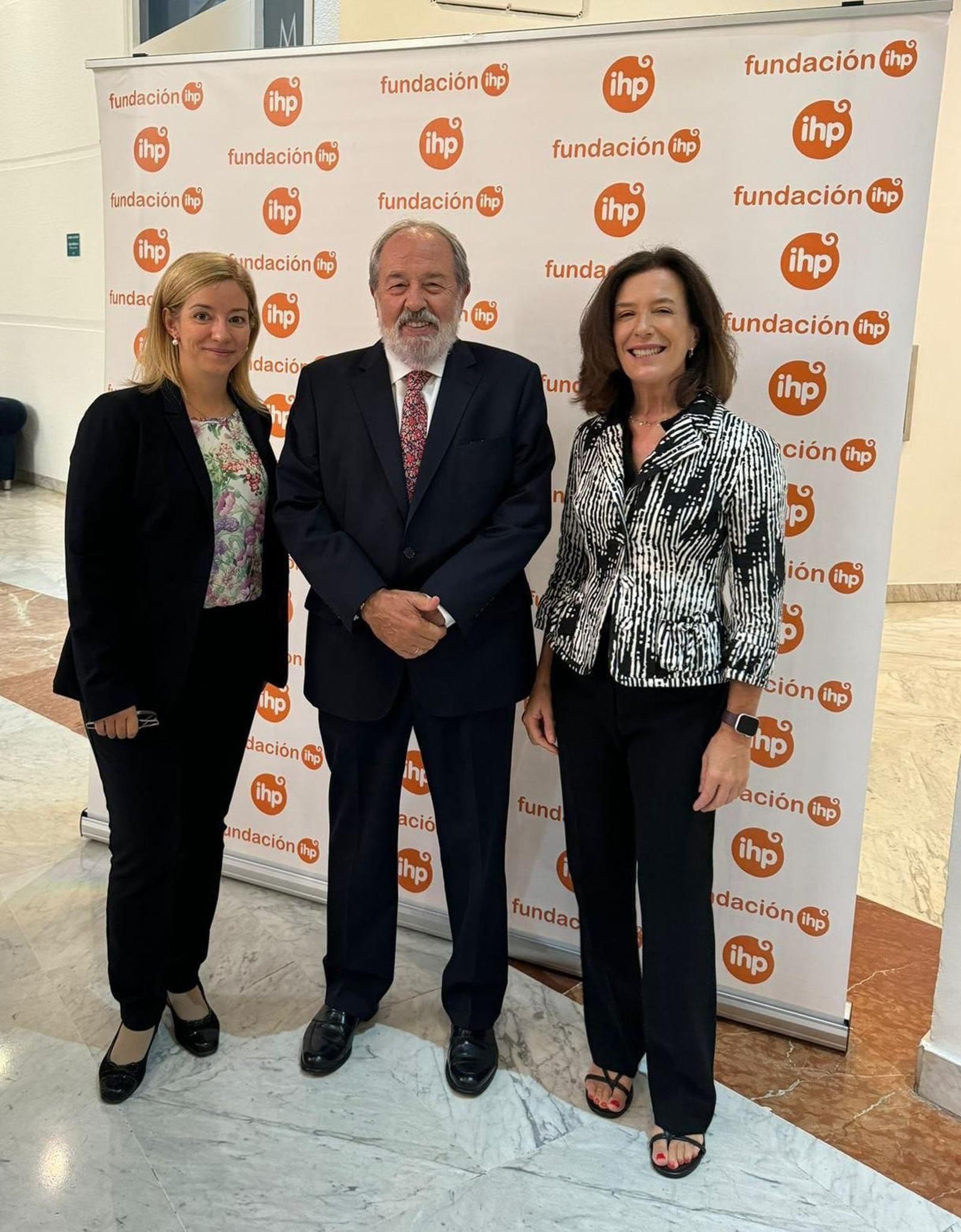 El director médico y fundador de Grupo IHP, Alfonso Carmona, juntoa  la directora de la jornada, Natividad López Ibáñez, y la coordinadora de docencia del Grupo IHP, María José Lirola.