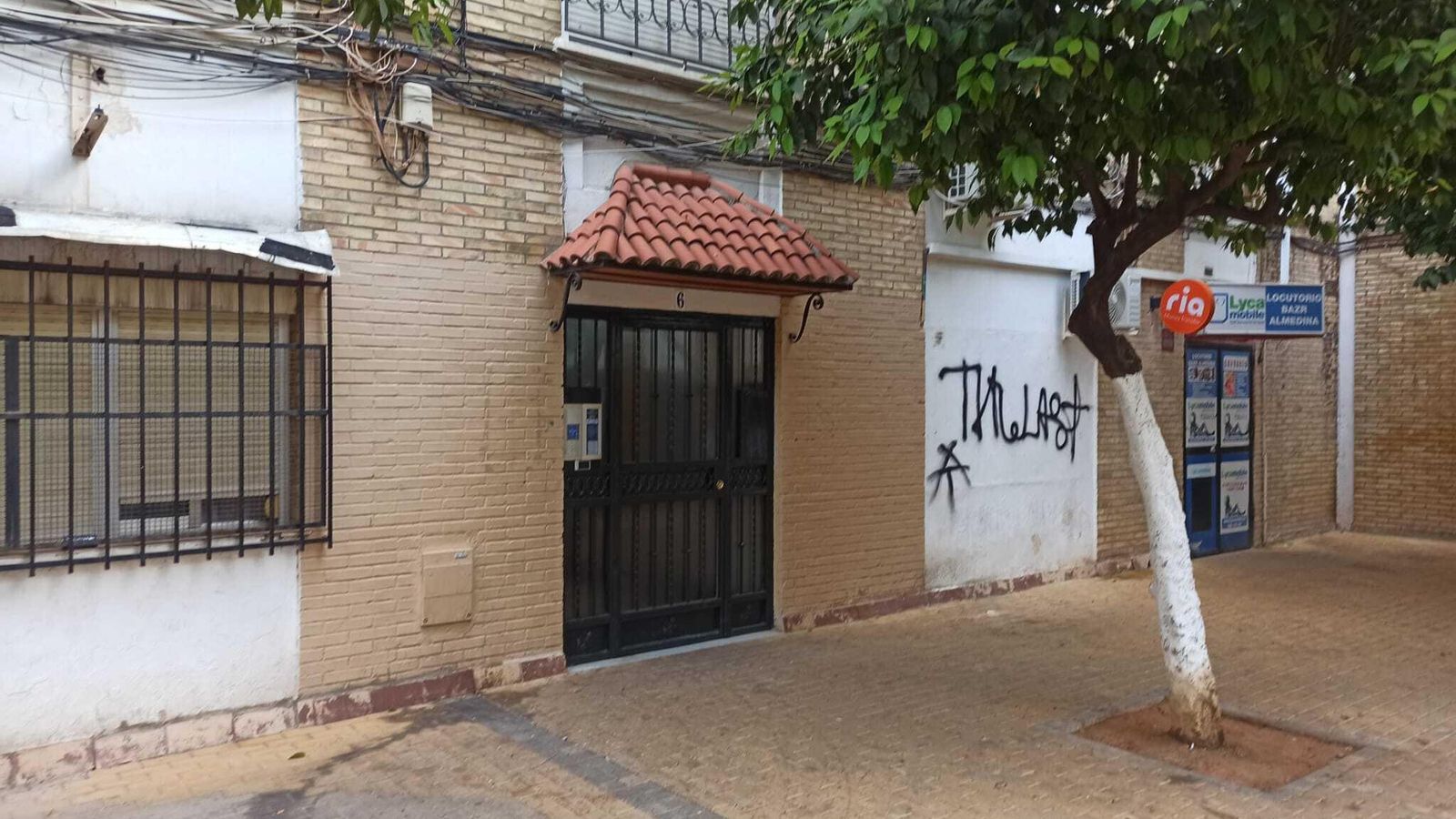 Entrada al bloque de la calle Los Romeros en el que se produjo otra reyerta.