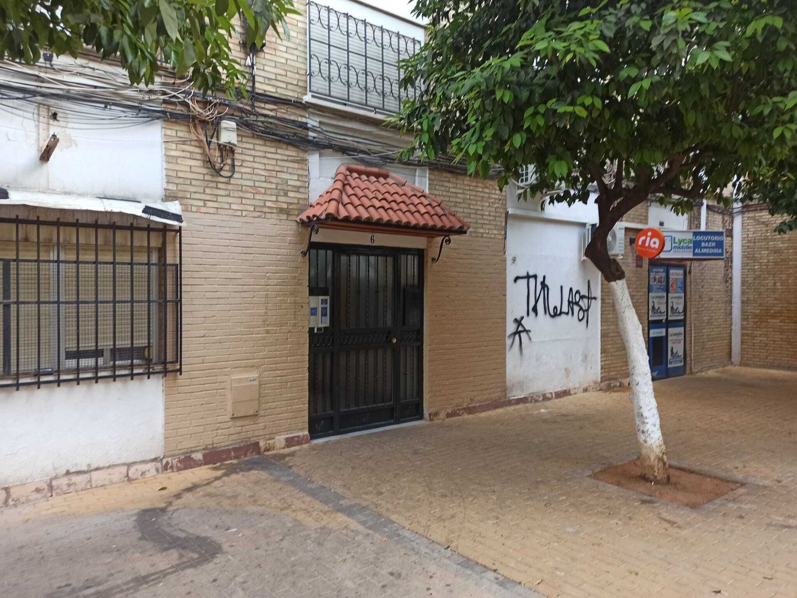 Entrada al bloque de la calle Los Romeros en el que se produjo otra reyerta.