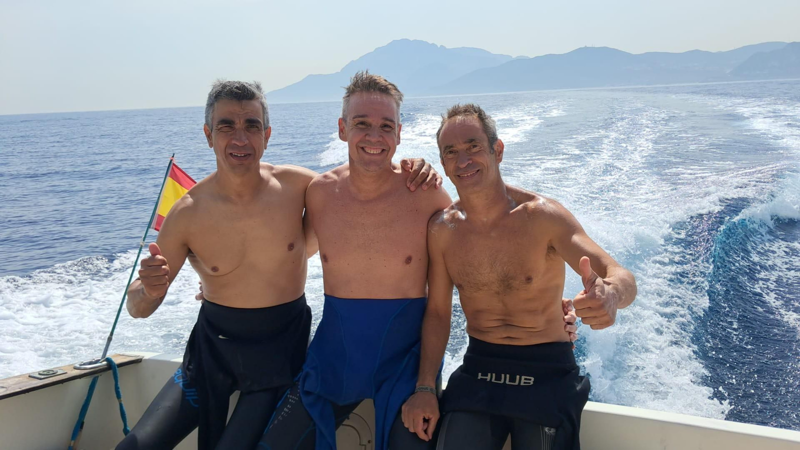 Los tres nadadores que han completado el cruce del Estrecho a nado este lunes.