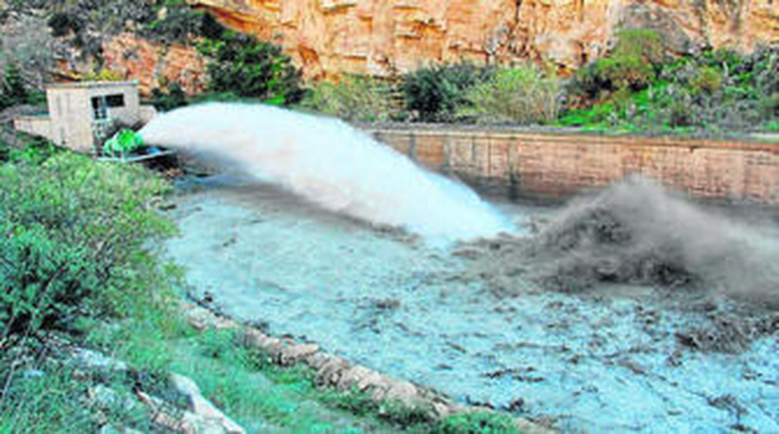 El pasado mes de diciembre la Junta llevó a cabo la apertura de desagues del fondo de la presa como maniobra de mantenimiento.