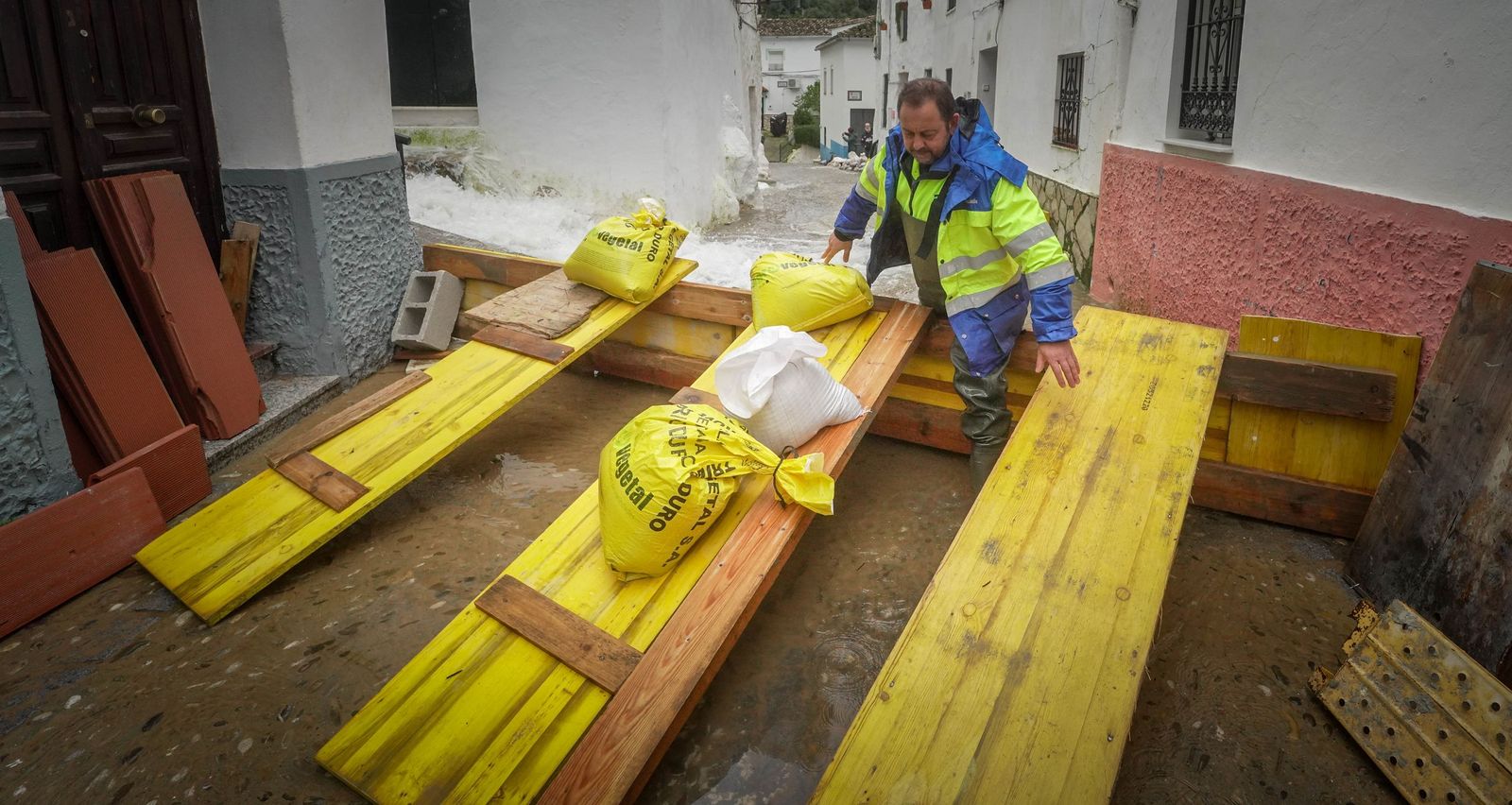 Imágenes de los torrentes de agua por las calles de Ubrique