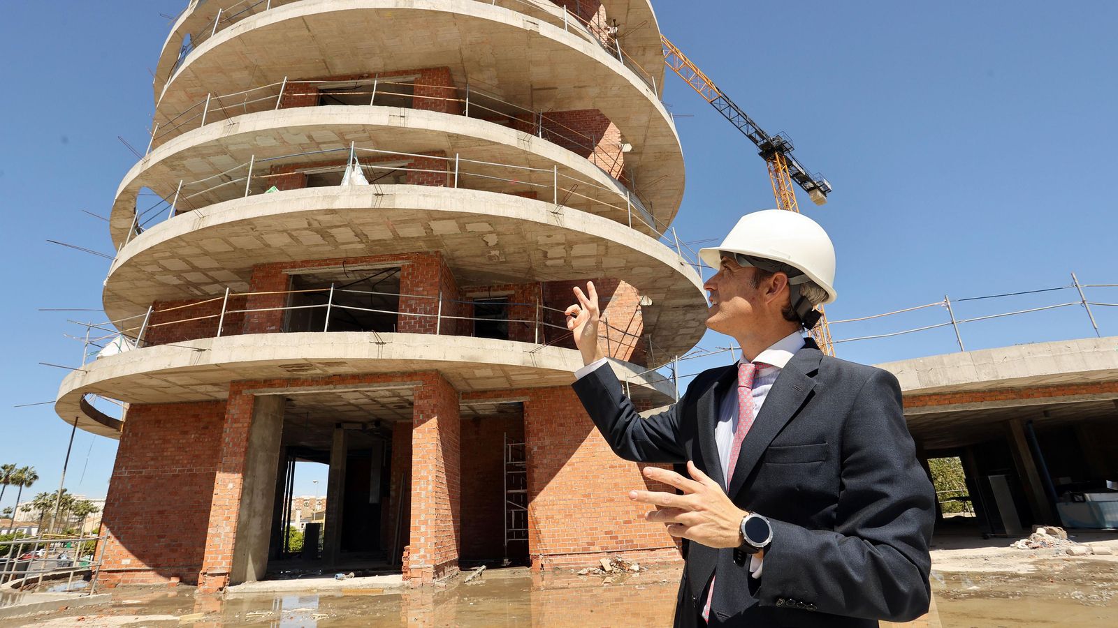 Álvaro Osborne explicando la el proyecto 'estrella' de Gesteco en estos momentos Álvaro Osborne explicando la el proyecto 'estrella' de Gesteco en estos momentos