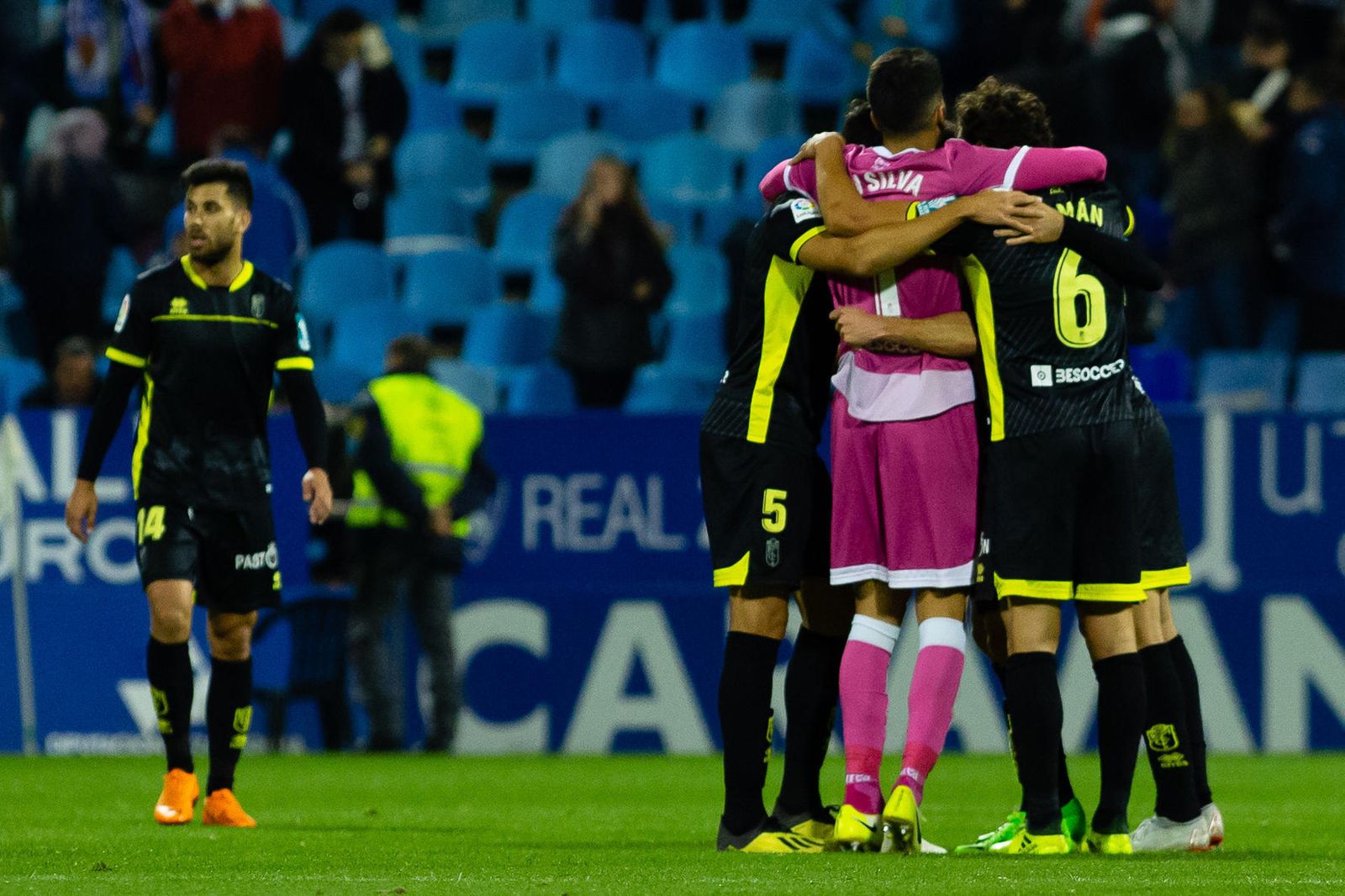 Los rojiblancos Martínez, Rui Silva y Germán celebran el triunfo en La Romareda.
