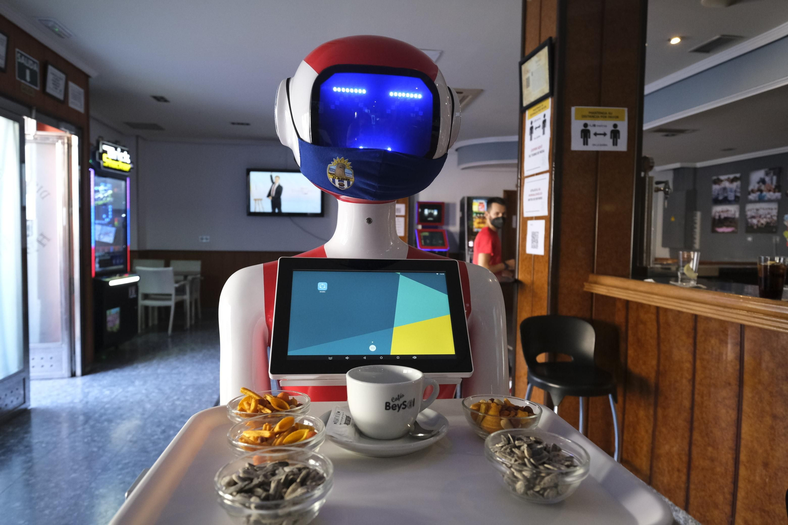 Fotogalería de Herbelita, la robot camarera de El Alquián.