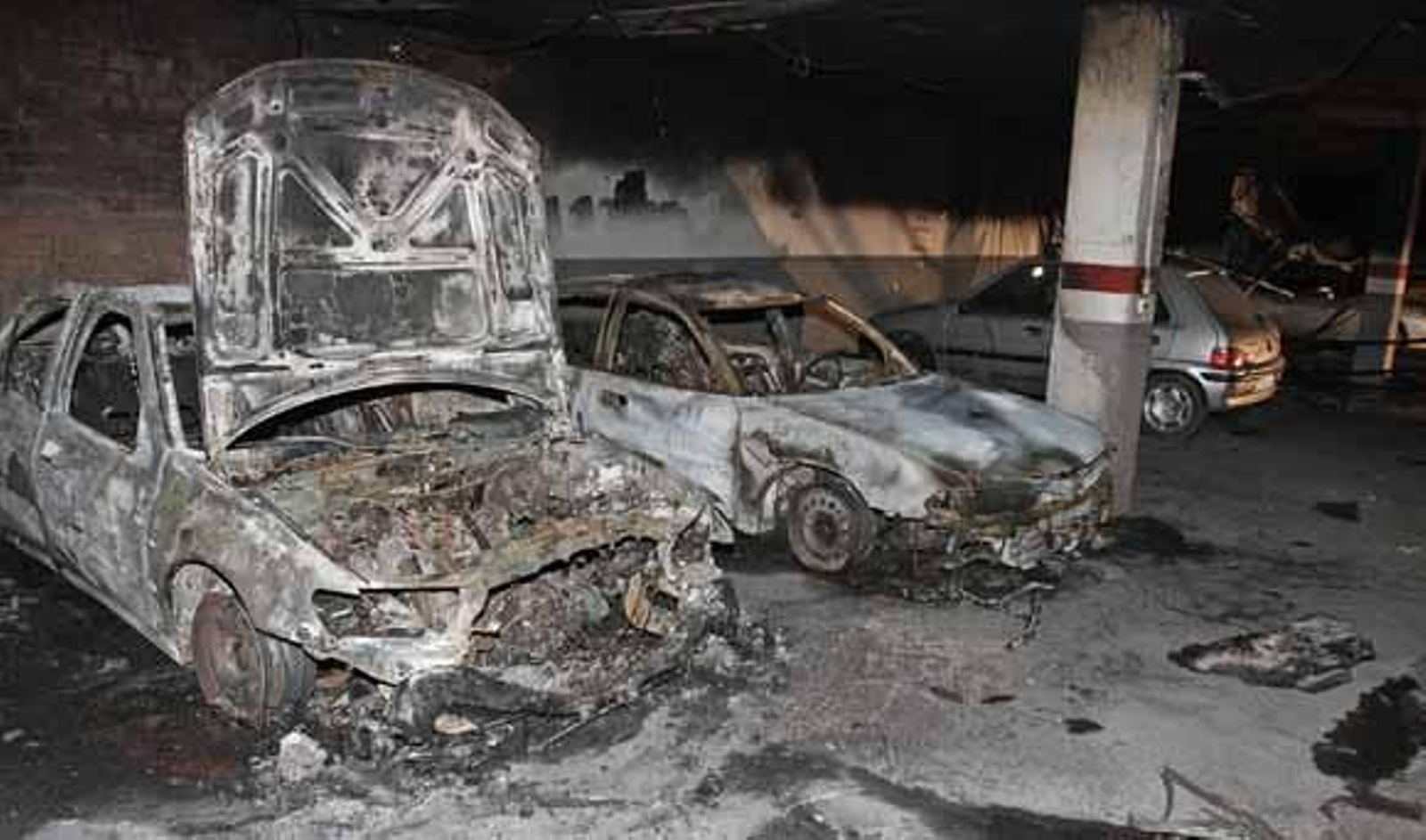 Nueve atendidos y 80 desalojados tras quemarse dos coches