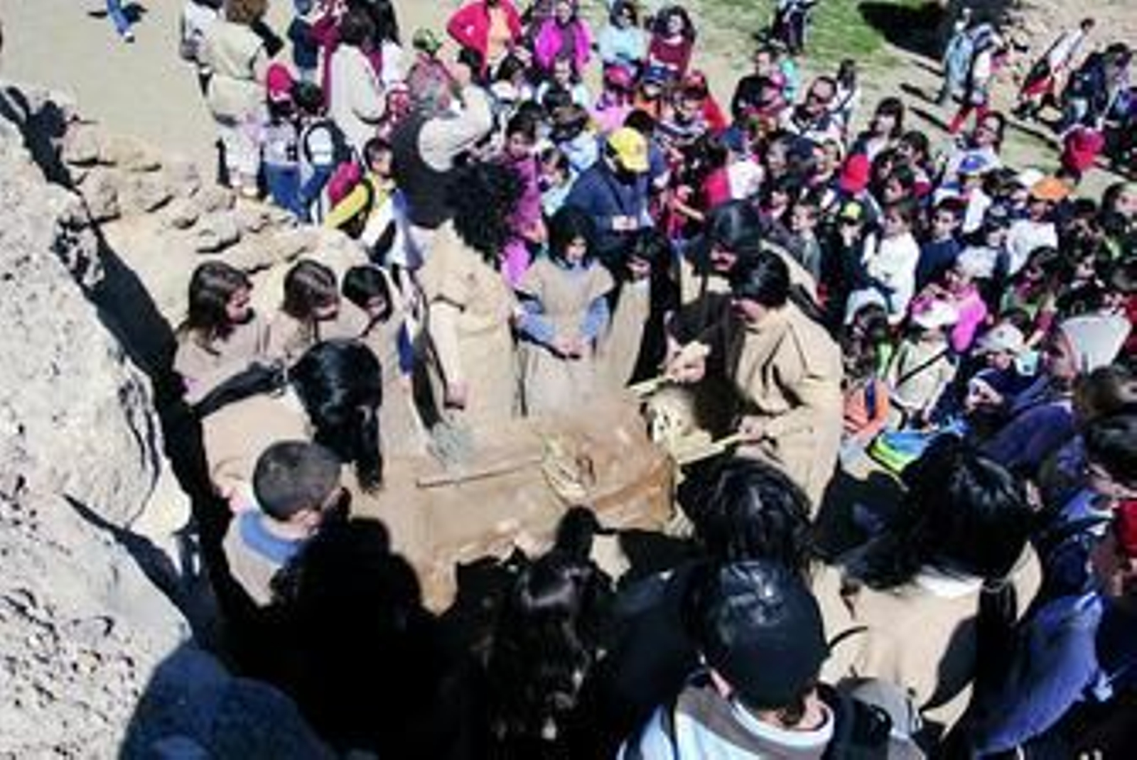 Miembros de la Cooperativa Ojos Soles realizan una representación de algunas tradiciones que tuvieron lugar en el enclave.
