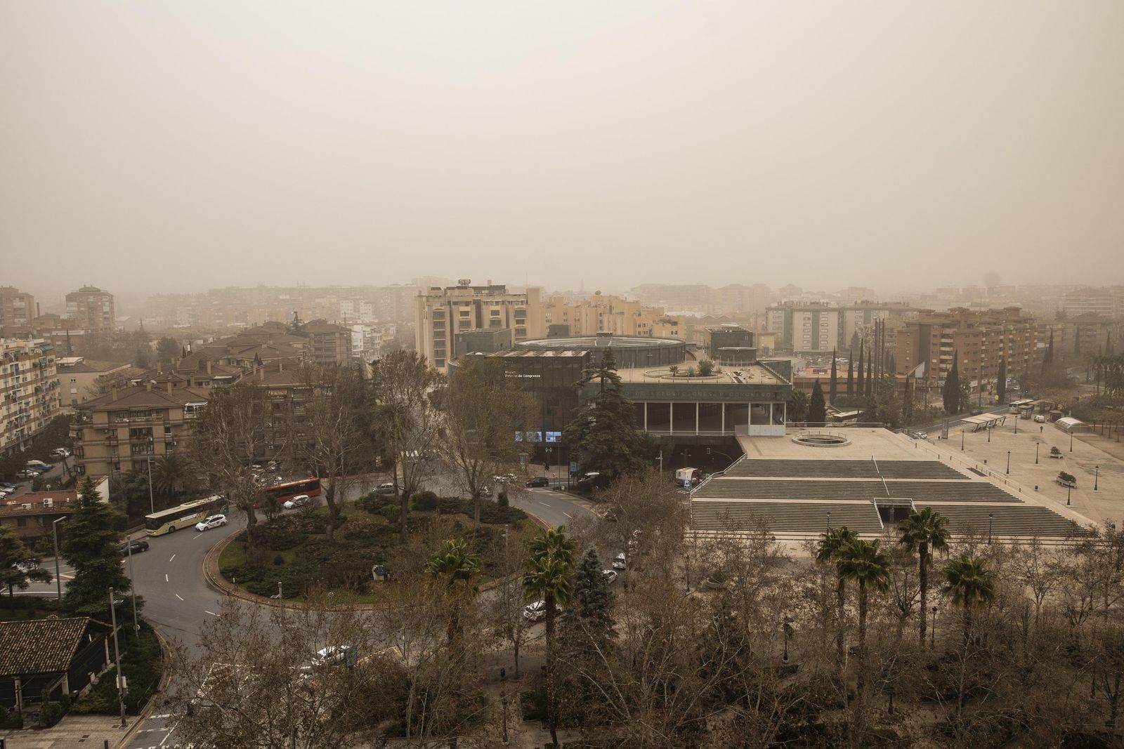 La ingente labor de limpiar el polvo del sáhara que ha dejado Celia en Granada
