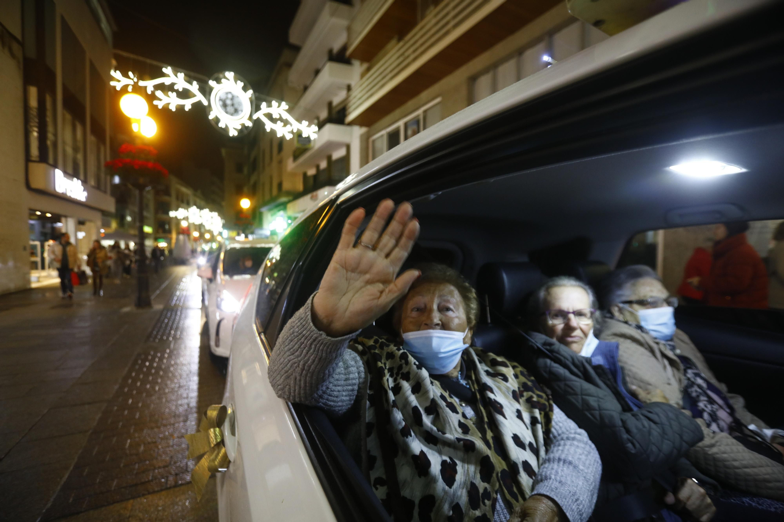 Las imágenes del Paseo de la Ilusión en taxi por Córdoba para mostrar las luces de Navidad a los mayores Las imágenes del Paseo de la Ilusión en taxi por Córdoba para mostrar las luces de Navidad a los mayores